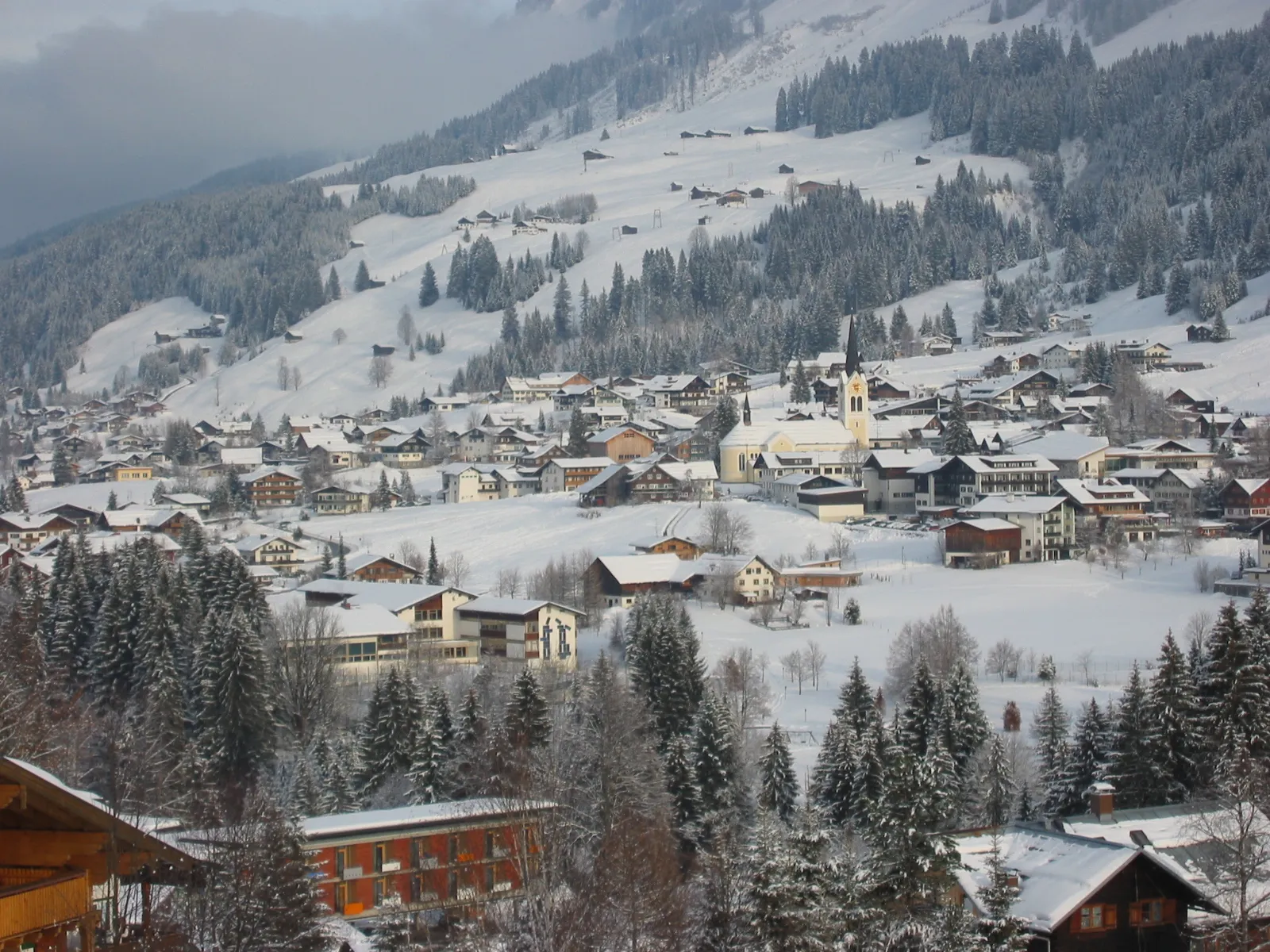 Photo showing: Blick auf die Ortsmitte von Riezlern.