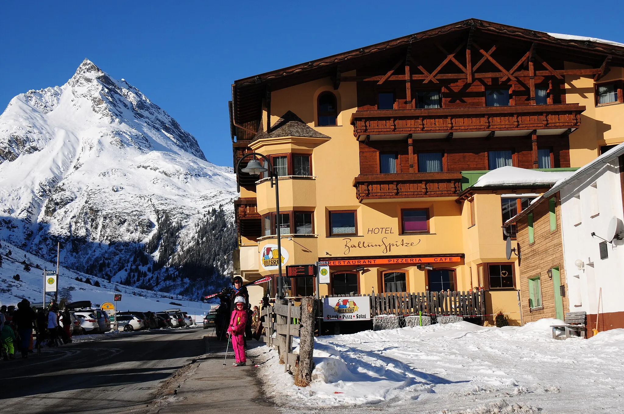 Photo showing: Hotel Ballunspiitze Galtur with the mountain Ballunspitze 2671 m at the background