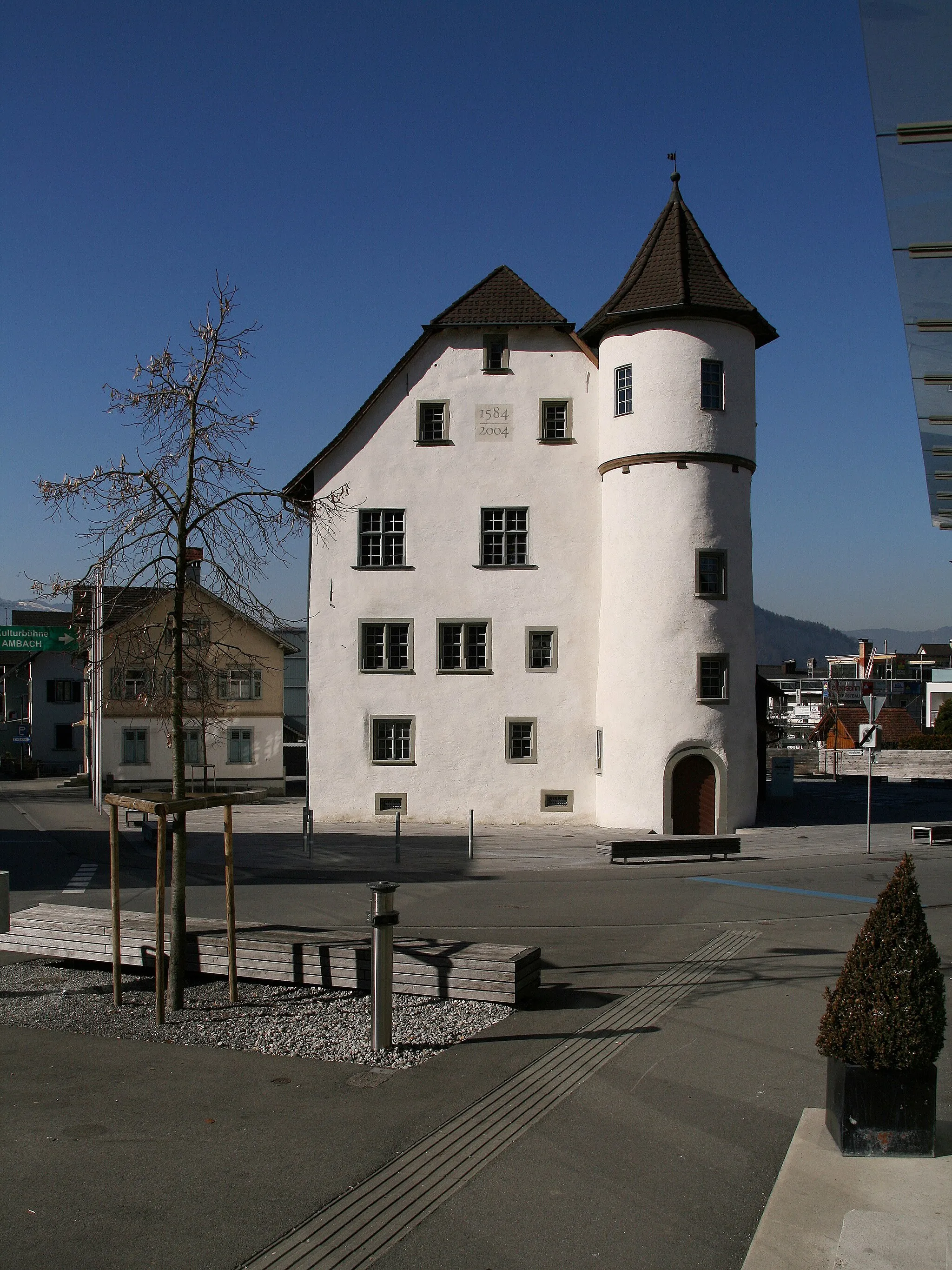 Photo showing: aus dem DEHIO Vorarlberg 1983: JONAS´SCHER ANSITZ (Jonas-Schlössle), südwestlich der Pfarrkirche. Erbaut 1584 durch Lienhart Jonas von Buch und Udelberg; im Besitz der Familie Jonas bis 1720, 1748 Verkauf an die Gemeinde Götzis.  *** in Götzis, Vorarlberg.