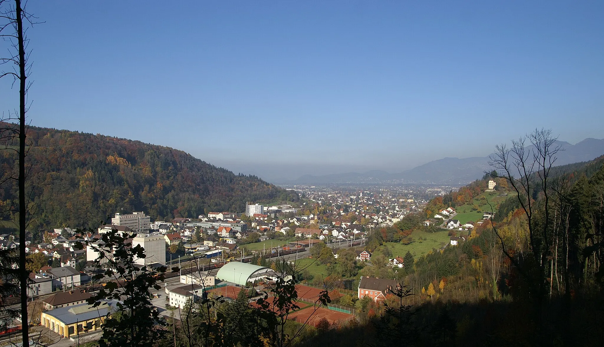 Photo showing: Blick von der Göfiser Strasse auf die Ortsteile Levis und Altenstadt von Feldkirch, in Vorarlberg.