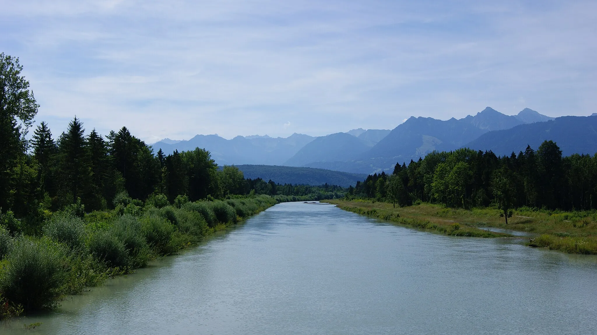 Photo showing: Feldkirch, Illspitz. The river "Ill" dammed up before the power plant, upriver photographed by the bicycle bridge.