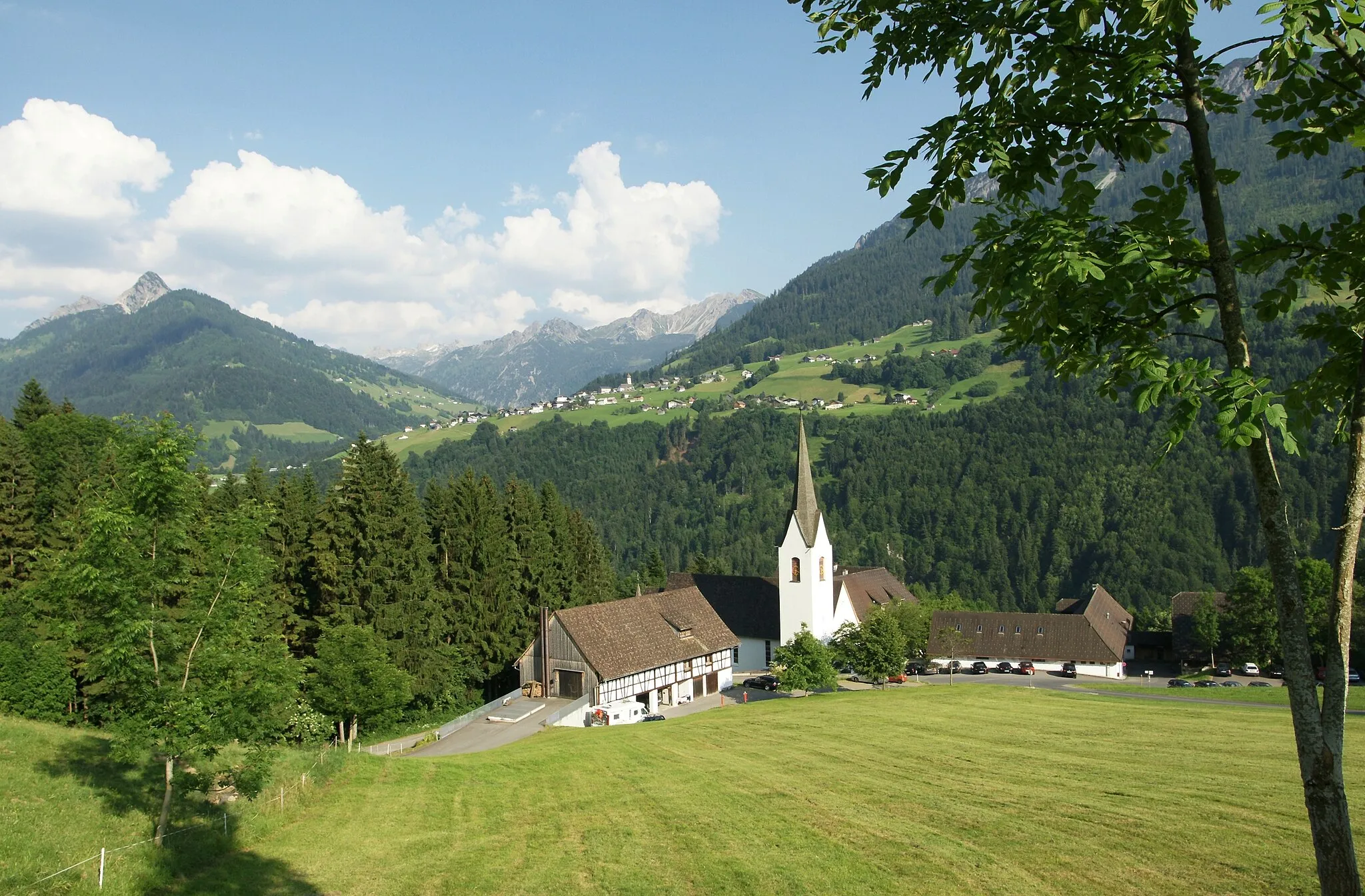 Photo showing: Benediktinerpropstei Sankt Gerold im grossen Walsertal, Vorarlberg. Im Hintergrund die Gemeinde Raggal.