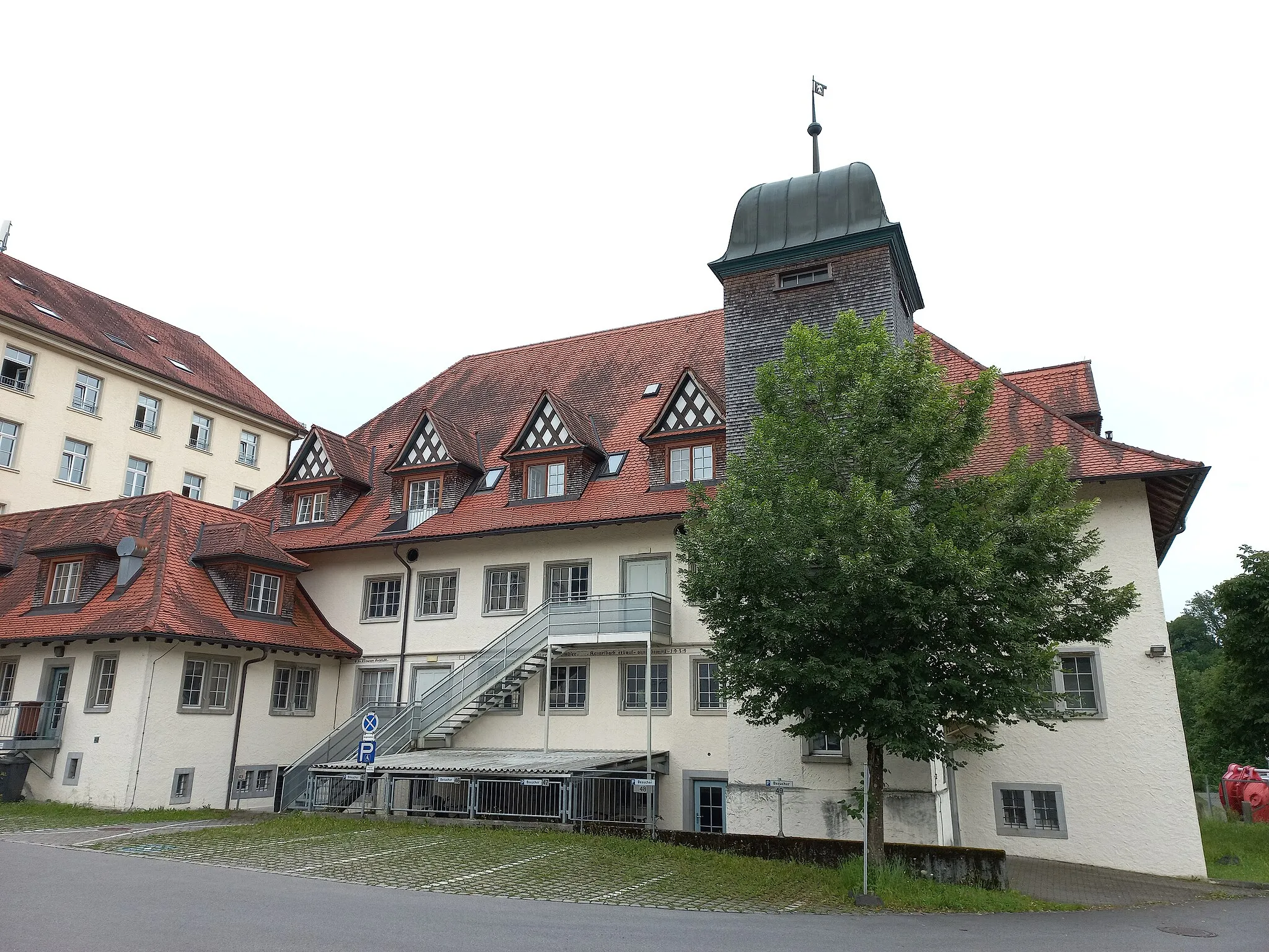 Photo showing: Backside of the Camaraderie house in the Schindler area in the municipality of Kennelbach, Vorarlberg, Austria. Built by architect Tscharner 1939.