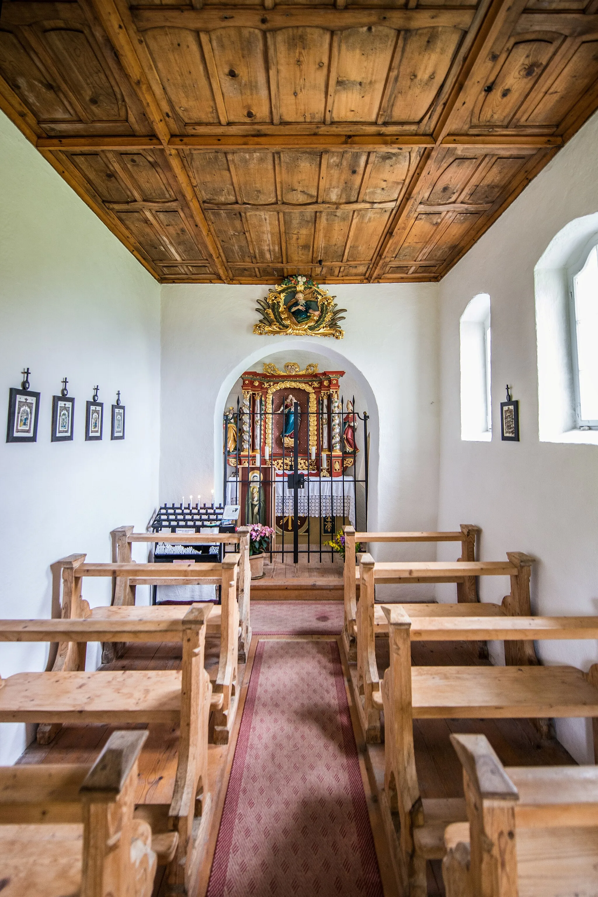 Photo showing: Kapelle Hl. Anna in Fontanella - Faschina. Der Steilhang im Hintergrund gehört zum Sonnenköpfle. aus dem DEHIO Vorarlberg 1983: Um 1700 als Stiftung von Dr. Josef Hartmann (später 1717-1720 Bürgermeister von Wien) erbaut. 1951/52 Restauriert. Rechteckbau mit Rundapsis unter gemeinsamem Satteldach und Glockendachreiter im Osten. Im Westen Vorzeichen mit Pultdach auf 2 Stützen, beschindelte Westgiebelfassade. Flachgedeckter Betraum mit Holzfelderdecke, eingezogener rundbogiger Chorbogen, Chorraum mit Wölbung. Barocker Altaraufbau um 1700, Altarbild hl. Anna mit Maria, Erstes 19. Jh., Figuren Hll. Maria mit Kind, Nikolaus, Andreas deponiert. Über dem Chorbogen Akanthuskartusche mit Relief Gottvater um 1700.