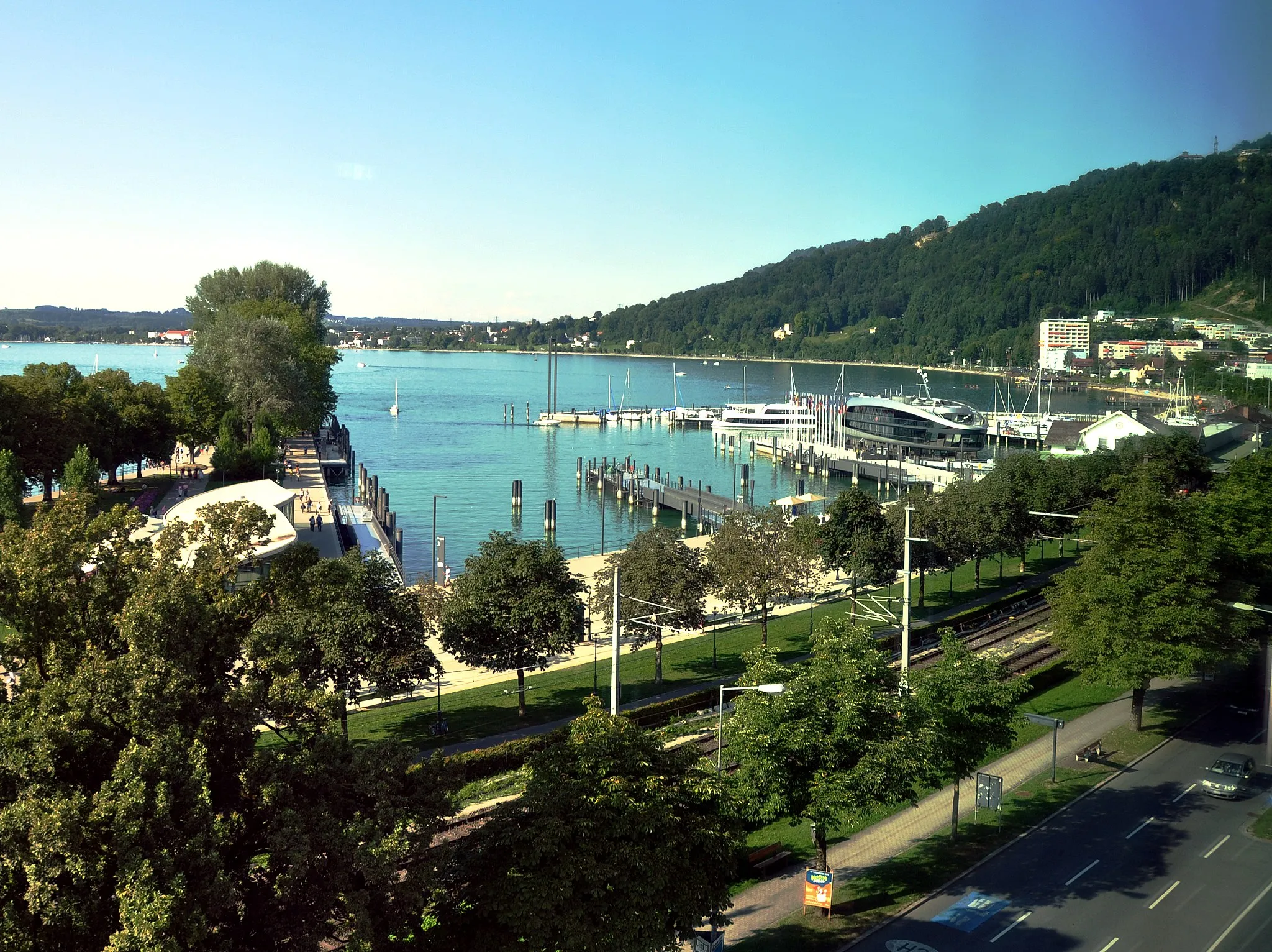 Photo showing: Bregenz, Blick aus dem Vorarlberg Museum

auf den Hafen