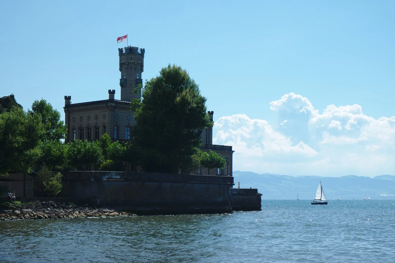 Photo showing: 500px provided description: Blogpost: www.jenseitsderfenster.de/2015/08/23/radtour-um-den-bodensee/ [#Castle ,#Bodensee ,#Monfort ,#Lake constanz]