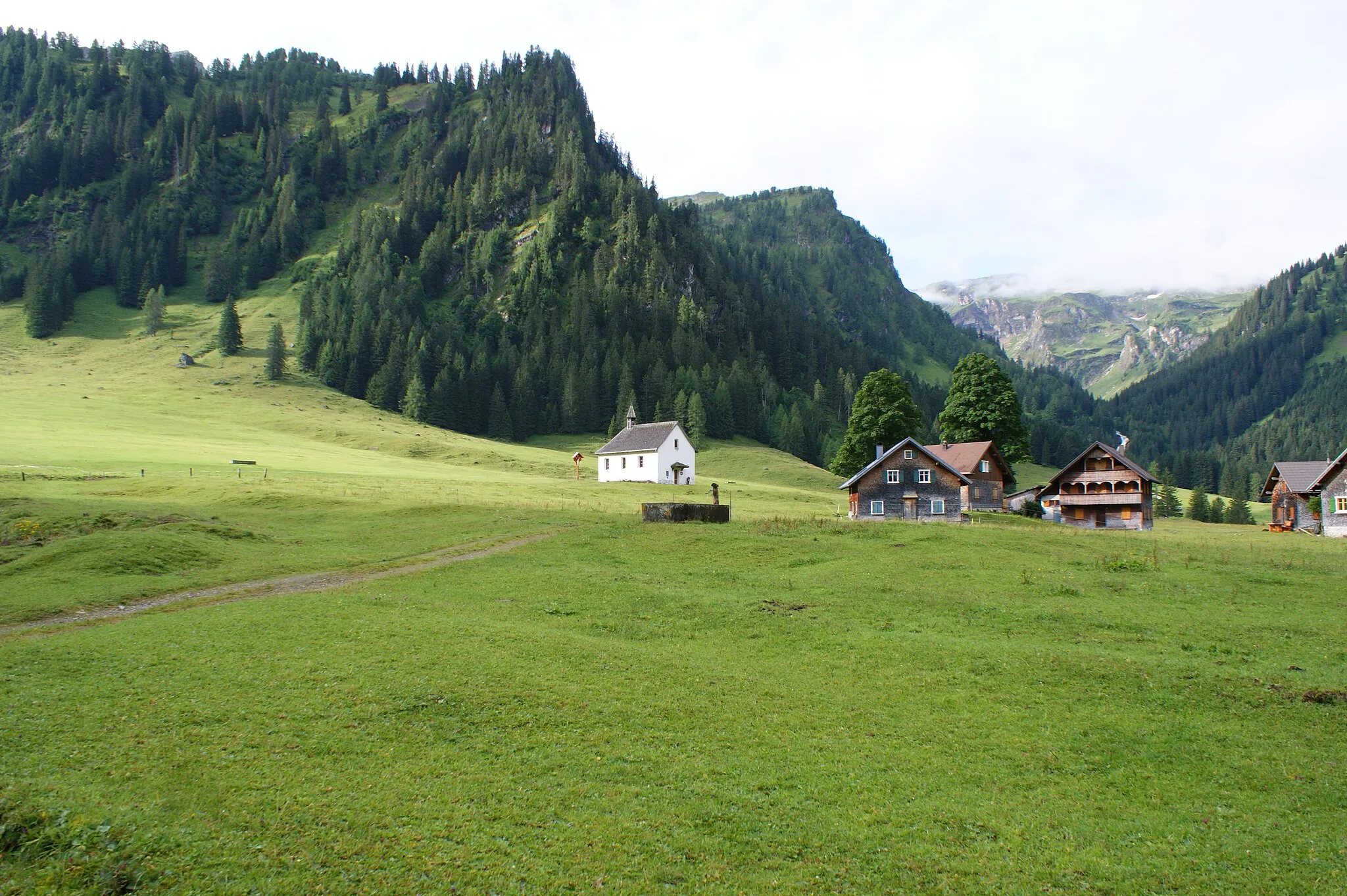 Photo showing: Chapel Saint Rochus (1367 masl) in Nenzinger Himmel in the municipality of Nenzing, Vorarlberg, Austria. 1850 to 1852 newly built. The altar construction and the figure of the Pietà come from 1762, the votive picture still from 1630. In the background the "Stueberfall" (also: waterfall Stüber).