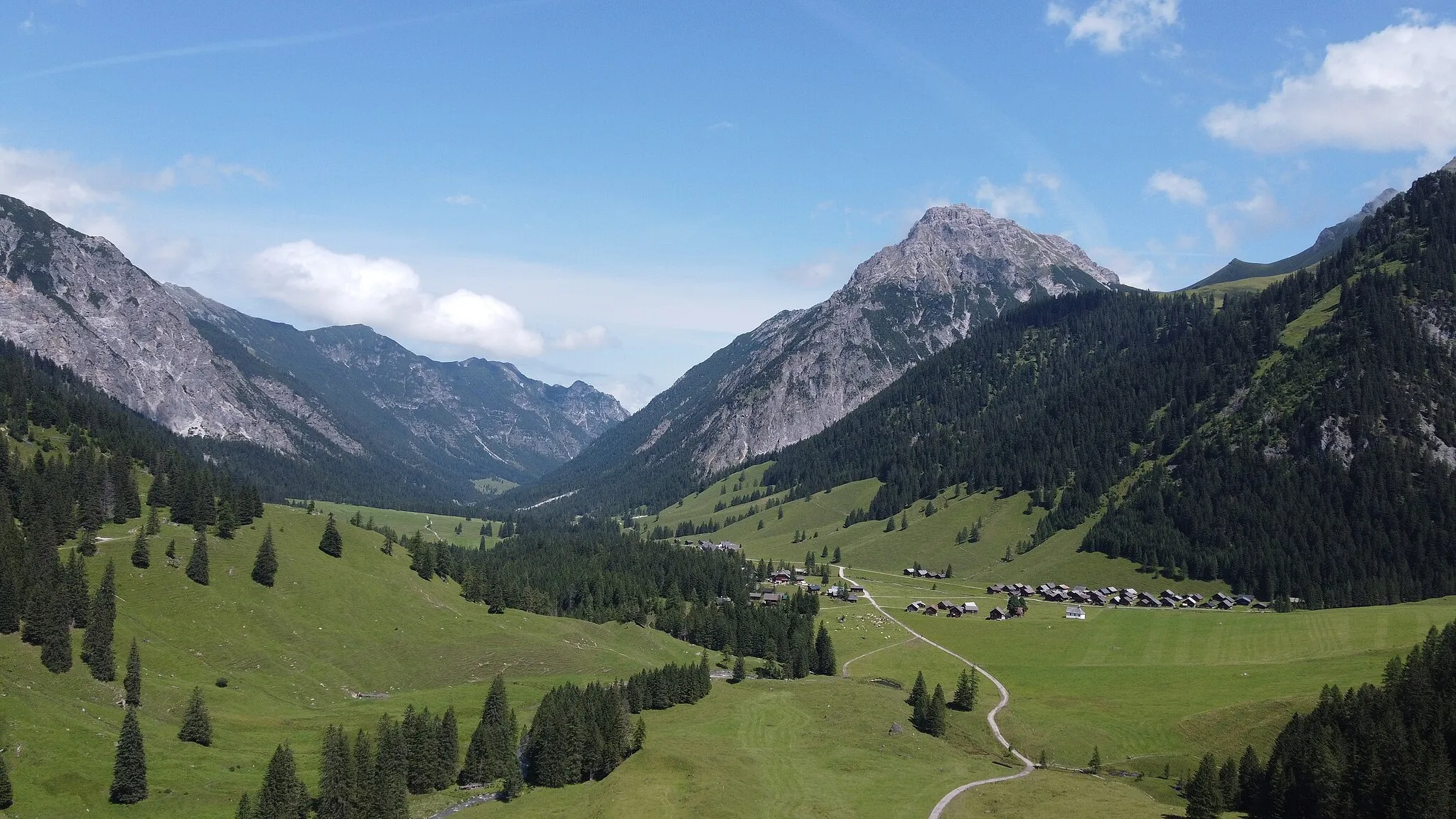 Photo showing: View to the "Nenzinger Himmel" and Gamperdonatal in Nenzing, Vorarlberg, Austria.