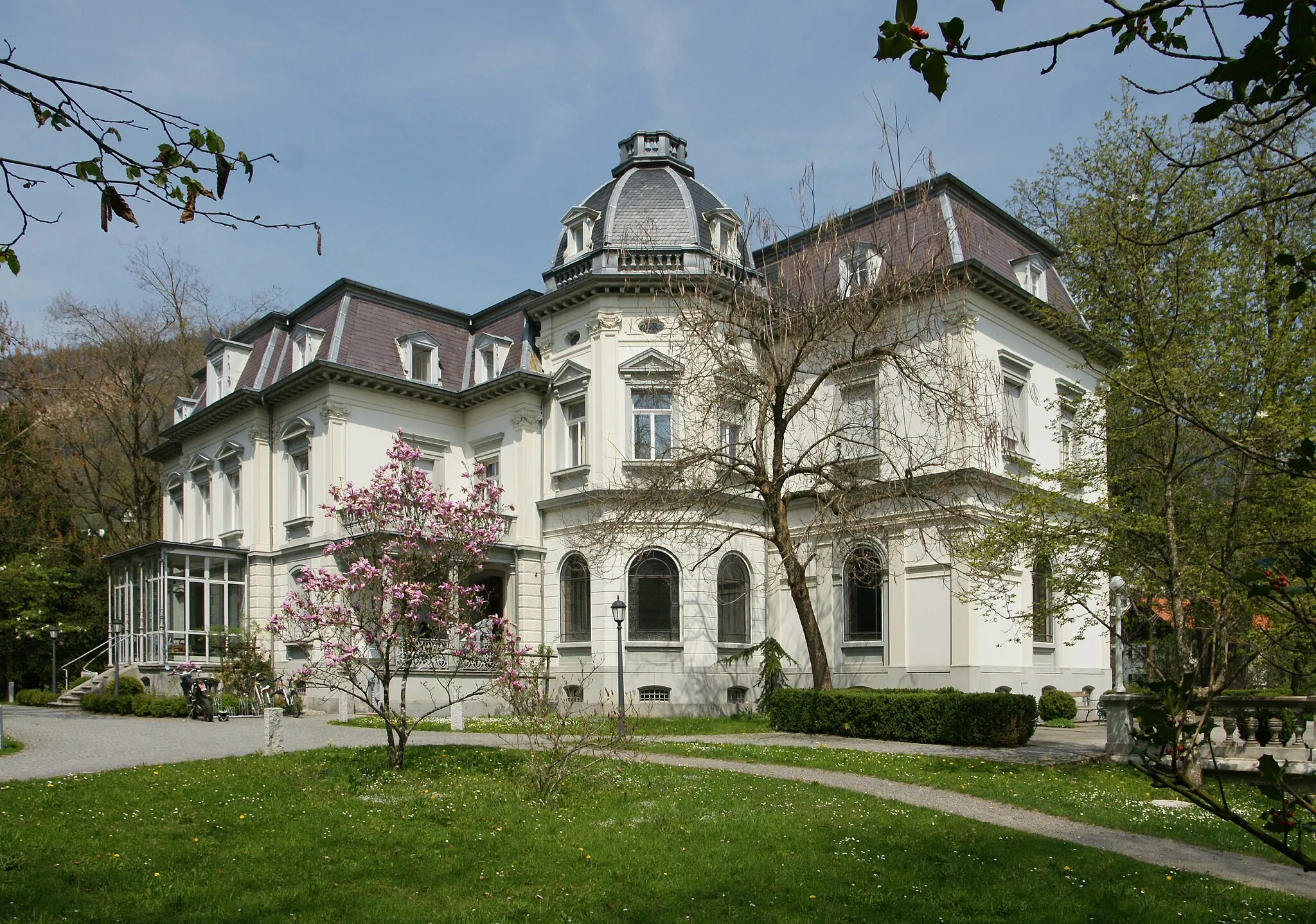 Photo showing: Die Villa Grünau, erbaut 1887 im Stil des Historismus mit Mansarddach und Turmerker in Kennelbach. Hier wohnte Friedrich Wilhelm Schindler mit seiner Gattin Maria Margaretha Verena Jenny Schindler.