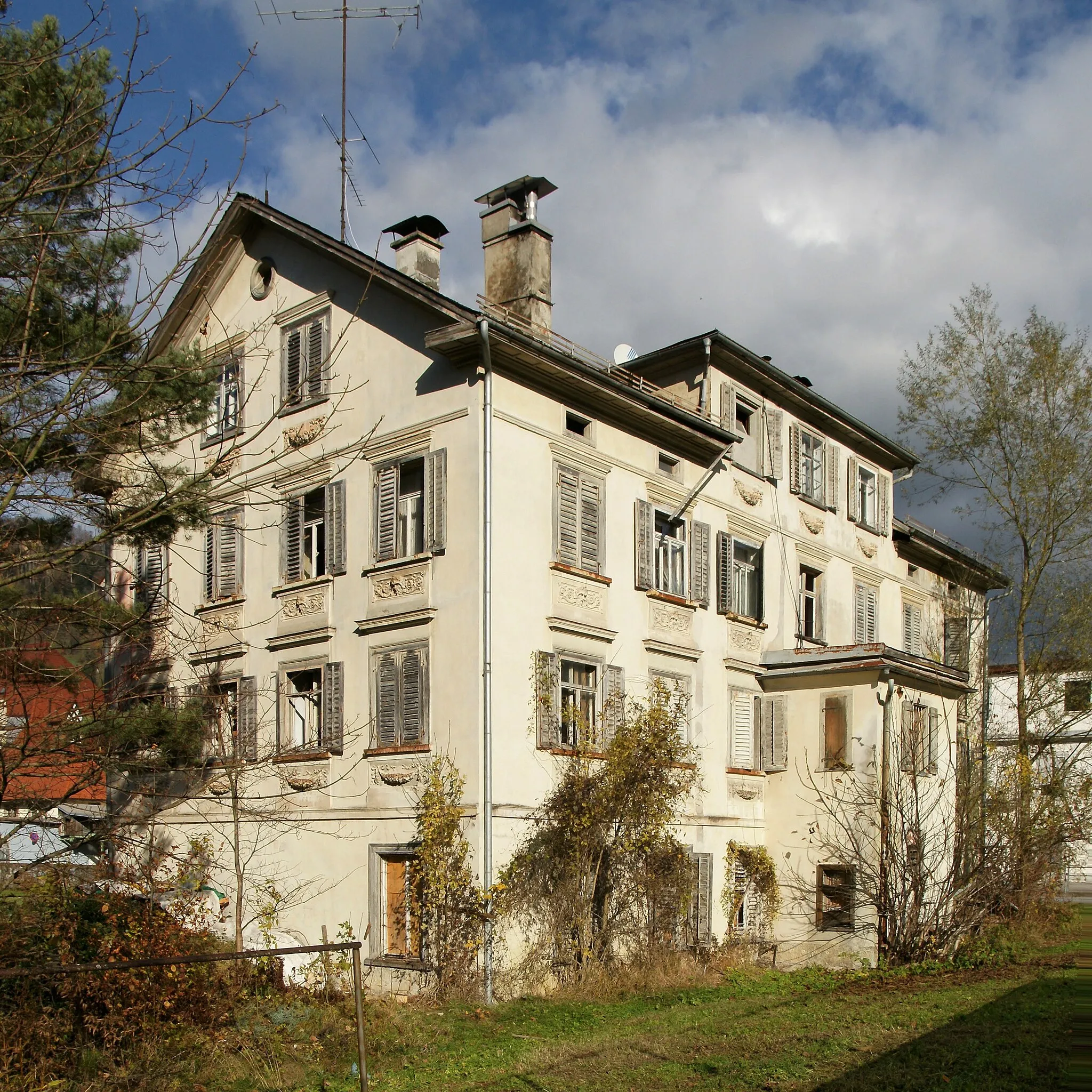 Photo showing: Georg Louis Schindler, geboren 1840, gestorben 1881 war der Sohn des Dietrich Schindler. Georg trat in der ersten Hälfte der 60er Jahre im 19. Jh. aktiv in die Unternehmung «Jenny und Schindler» in Kennelbach ein und bewohnte bis zur Versteigerung der Kennelbacher Fabrik im Jahre 1871 die hier gezeigte 1845 erbaute "Obere Villa".