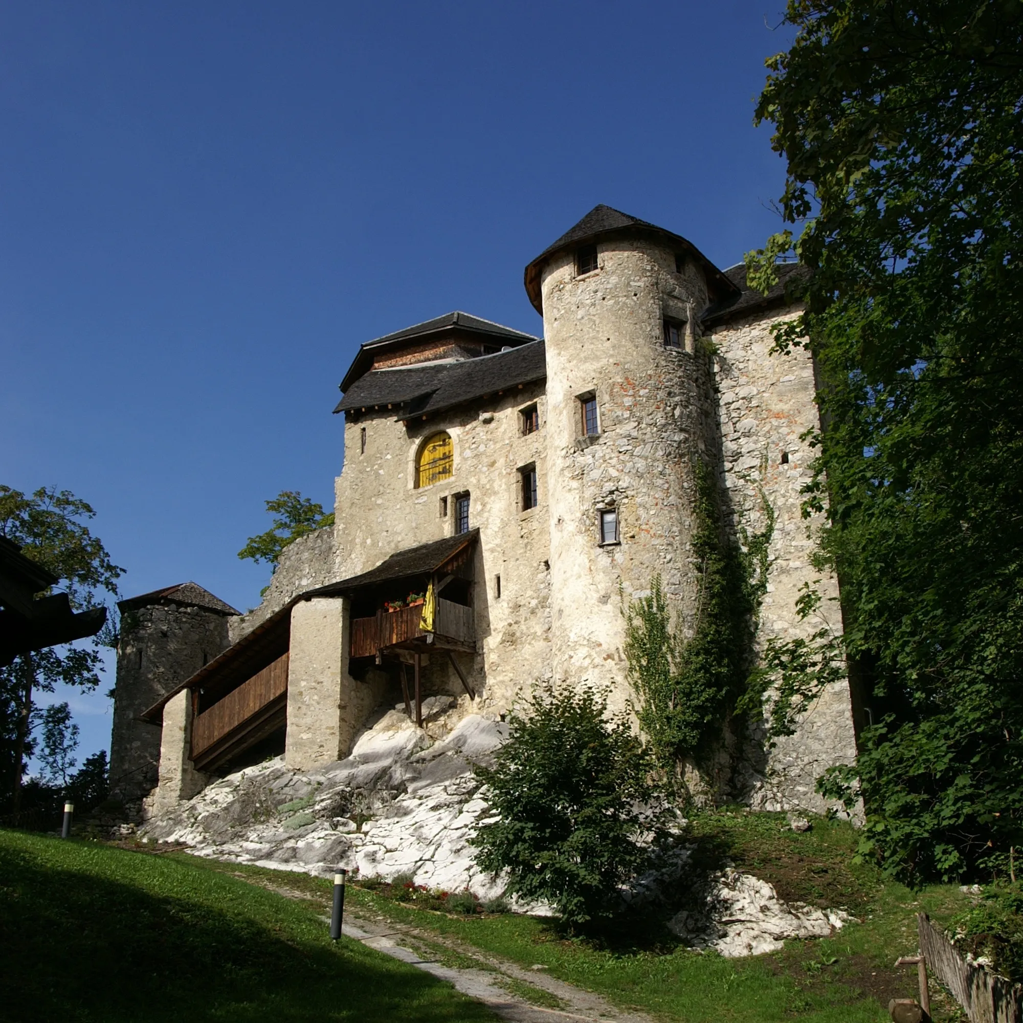 Photo showing: Burg Neu-Ems (Schloss Glopper), in Hohenems, Vorarlberg Dieses 1343 erbaute Schloss wurde nach seiner Zerstörung im Appenzellerkrieg (1407) wieder aufgebaut. Spätgotische Anlage von seltener Geschlossenheit (kleinräumige Hochburg mit bergfriedartigem Bollwerk und angebautem Palas). Privatbesitz der Grafenfamilie Waldburg-Zeil. *** Veröffentlicht: Georg Kessler in "Freizeit im Ländle, Die schönsten Ausflugziele in Vorarlberg ISBN 978-3-7022-3068-5 2010. *** Veröffentlicht: Gunnar Strunz in "VORARLBERG Mit Bregenzerwald, Großem Walsertal, Arlberg und Montafon ISBN 978-3-89794-280-6 2. Auflage 2014 ohne Lizenzangabe.