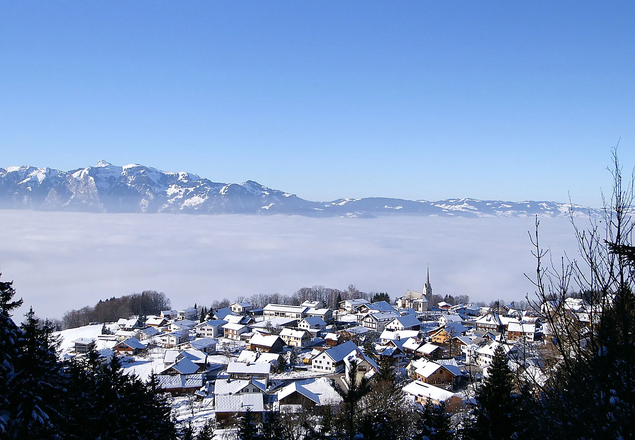 Photo showing: Blick von der L73 auf Übersaxen in Vorarlberg zu den schweizer Bergen des Alpsteins. Im Rheintal dichter Nebel.