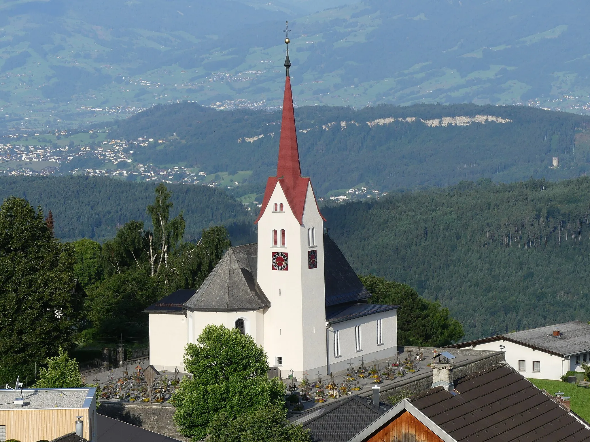 Photo showing: Blick von Osten auf die Pfarrkirche Übersaxen