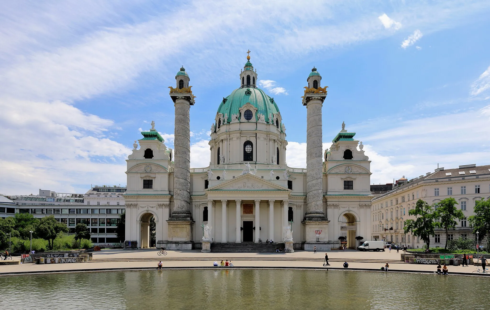 Photo showing: Die Karlskirche am Karlsplatz im 4. Wiener Gemeindebezirk Wieden. Die Kirche, dem heiligen Karl Borromäus geweiht, wurde anlässlich der Einlösung eines von Kaiser Karl VI. während der Pestepidemie am 22. Oktober 1713 bei St. Stephan abgelegten Gelübdes errichtet. Die Grundsteinlegung fand am 4. Februar 1716 statt und am 28. Oktober 1737 erfolgte die Weihe durch Kardinal Sigismund Graf Kollonitsch, wobei die erste Messe in feierlicher Form und in Anwesenheit des Kaisers erst am 24. August 1738 abgehalten wurde. Errichtet wurde die Kirche nach Plänen des Architekten Johann Bernhard Fischer von Erlach. Nach seinem Tod (1723) vollendete sein Sohn Joseph Emanuel Fischer von Erlach mit dem Bauführer Erhard Martinelli den Sakralbau. Die beiden Triumphsäulen sind 33 m hoch, während die Kuppel über dem längsovalen Hauptraum eine Höhe von 72 m erreicht.