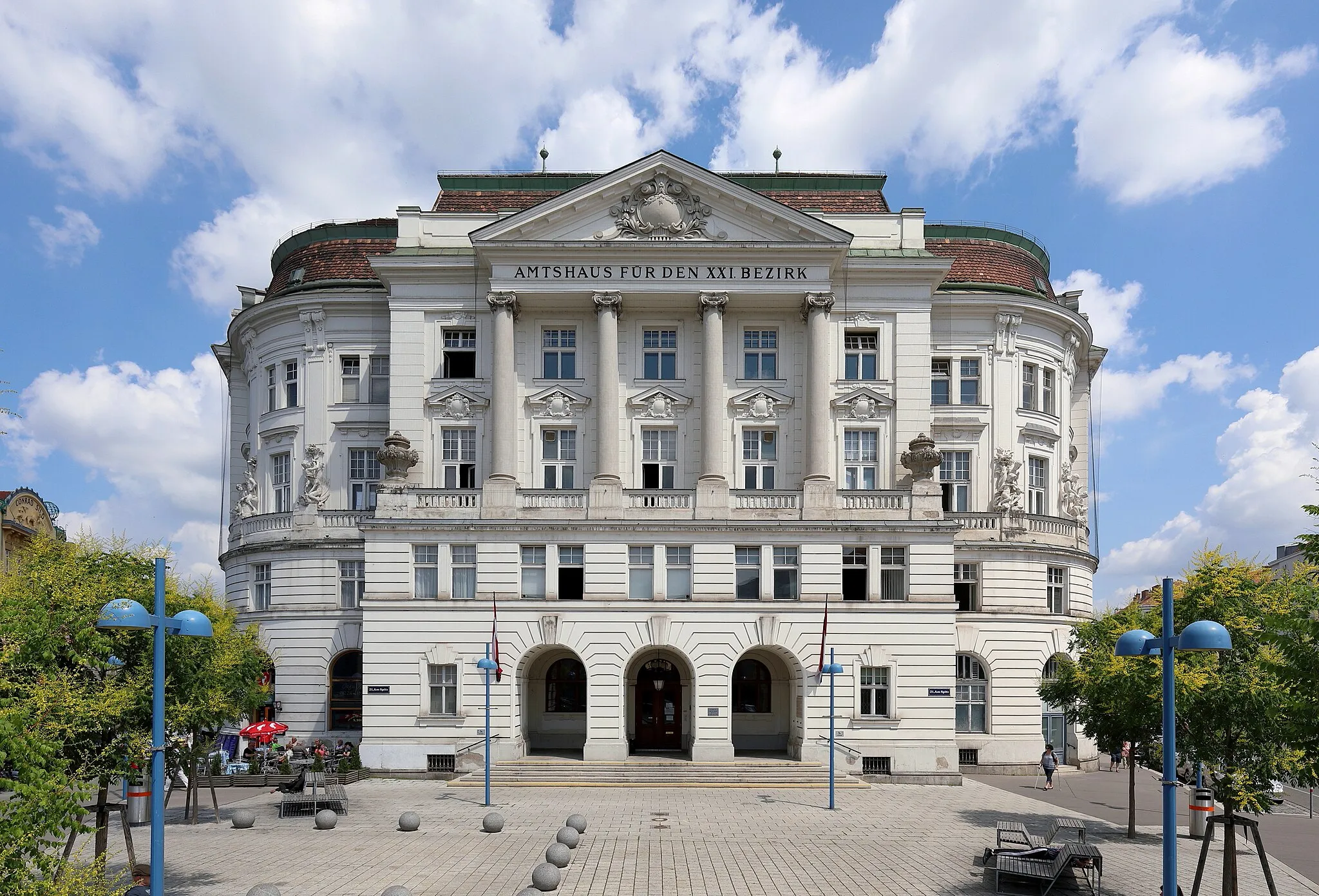 Photo showing: Das Amtshaus für den 21. Bezirk Floridsdorf in der österreichischen Bundeshauptstadt Wien. Das Gebäude in barockklassizistischen Formen wurde von 1901 bis 1903 – noch als Rathaus der Gemeinde Floridsdorf – nach Plänen von Anton und Josef Drexler errichtet.