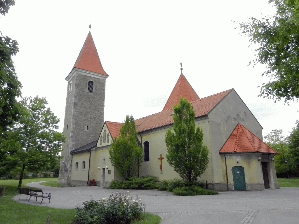 Photo showing: Die Katholische Pfarrkirche hl. Johannes d. Täufer in Mannswörth. Geschützt nach § 2a des Denkmalschutzgesetzes.