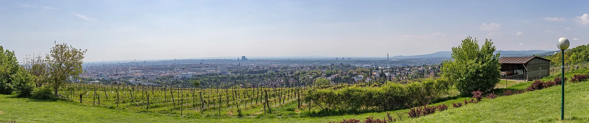 Photo showing: Panoramaaufnahme vom Wilhelminenberg in Wien Richtung Südosten.