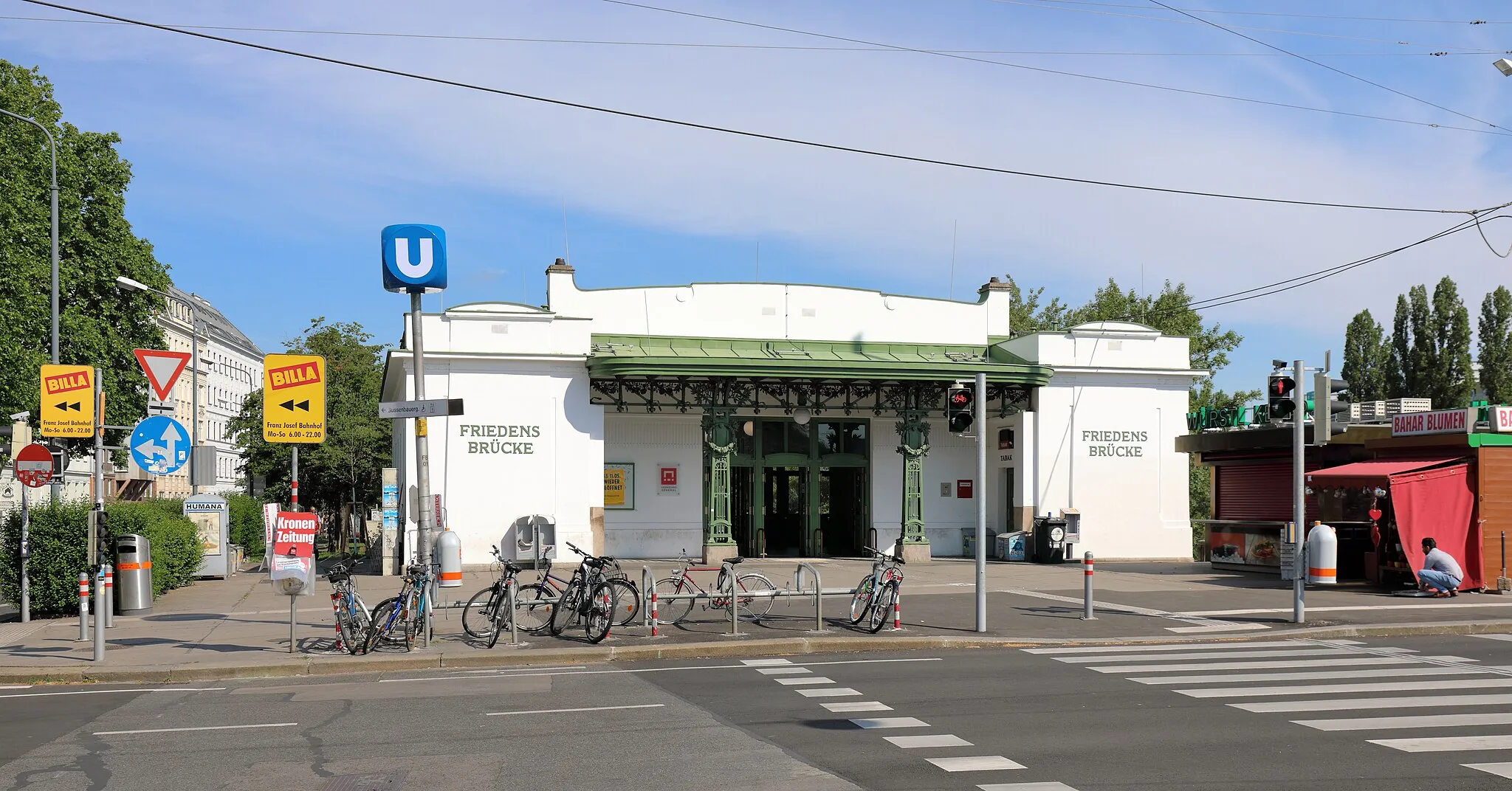 Photo showing: Die U-Bahn-Station Friedensbrücke im 9. Wiener Gemeindebezirk Alsergrund. Ursprünglich nach Plänen von Otto Wagner gebaut und 1901 als Station Brigittabrücke der Donaukanallinie der Wiener Dampfstadtbahn eröffnet. Nachdem man ab 1924 an Stelle der Brigittabrücke eine neue Brücke baute und diese Friedensbrücke nannte (in Erinnerung an den Friedensvertrag von St. Germain), erfolgte im Jahr 1926 die Umbenennung der Station in Friedensbrücke. Im Zuge des Wiener U-Bahnbaues ab 1969 wurde die Station umgebaut. Anschließend fand ab 8. Mai 1976 als erster Wiener U-Bahnabschnitt der „erweiterte Probebetrieb mit Fahrgästen“ zwischen den beiden Stationen Heiligenstadt und Friedensbrücke statt.