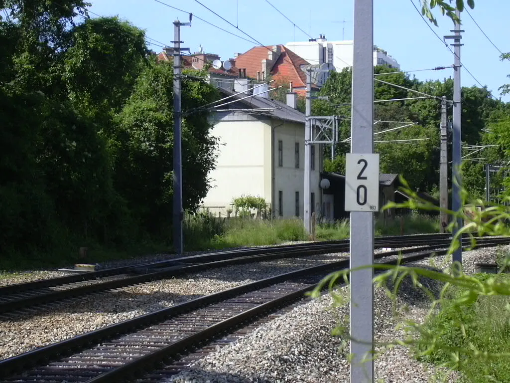 Photo showing: The former railway station St. Veit an der Wien on the Verbindungsbahn, the connection between South and West railways, in Vienna's 13th district near Hietzinger Hauptstrasse (address: Bossigasse # 15). The railway is in operation since 1860.