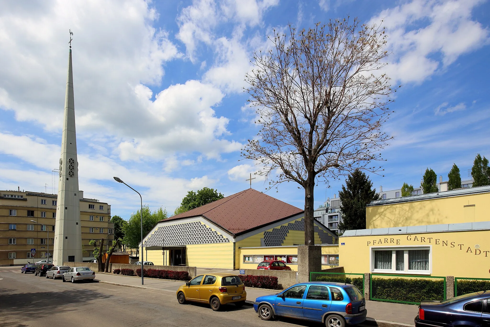 Photo showing: Die von 1962 bis 1964 nach Plänen von Alfons Leitl errichtete Pfarrkiche Blut Christi in Jedlesee, ein Ortsteil im 21. Wiener Gemeindebezirk Floridsdorf.