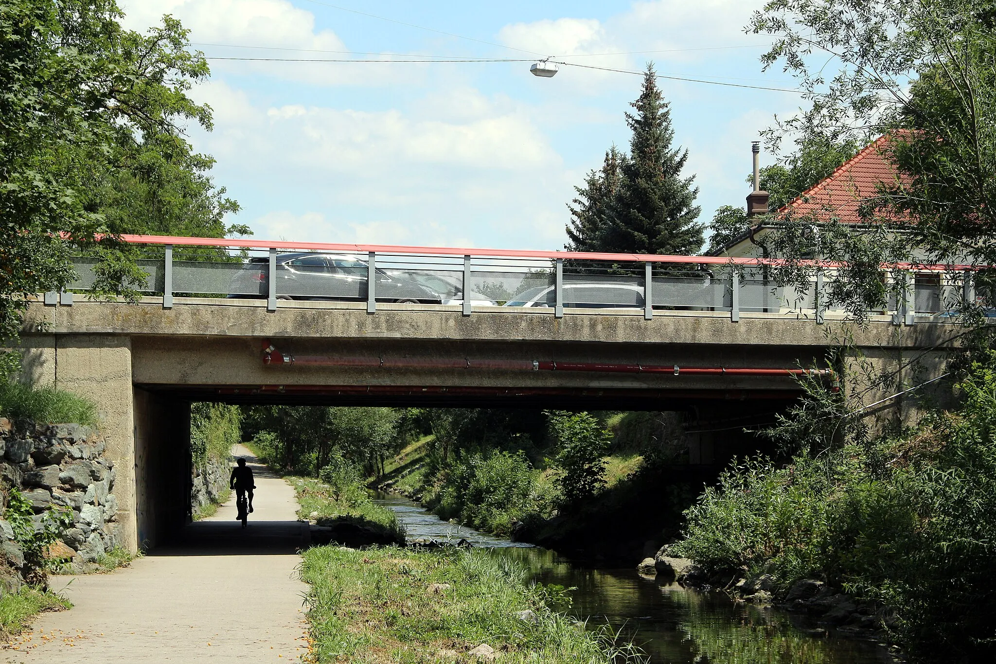 Photo showing: Die die Liesing überquerende Himberger Brücke in Rothneusiedl, Wien.