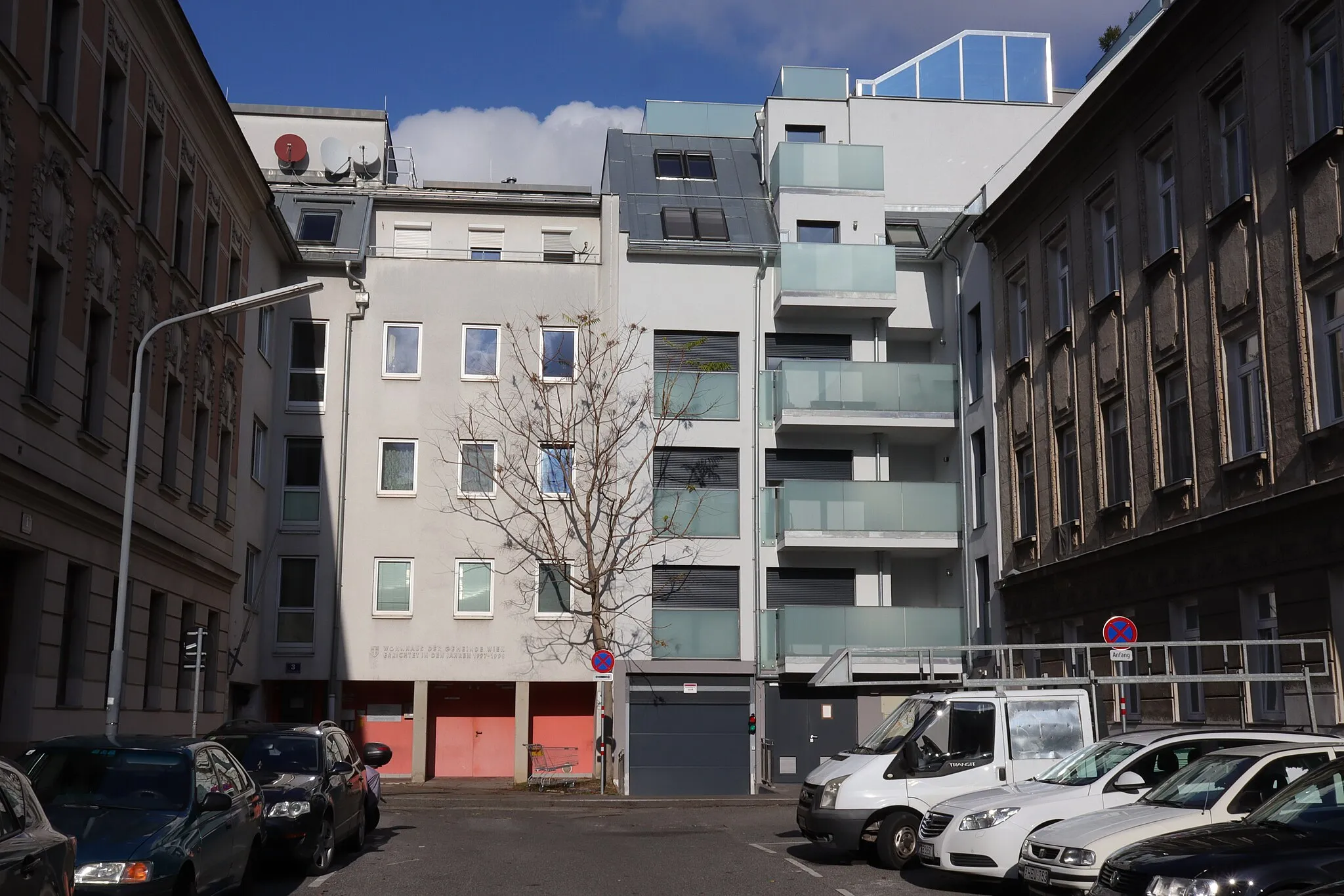 Photo showing: This media shows the Vienna residential building (Gemeindebau) with the ID 1719.