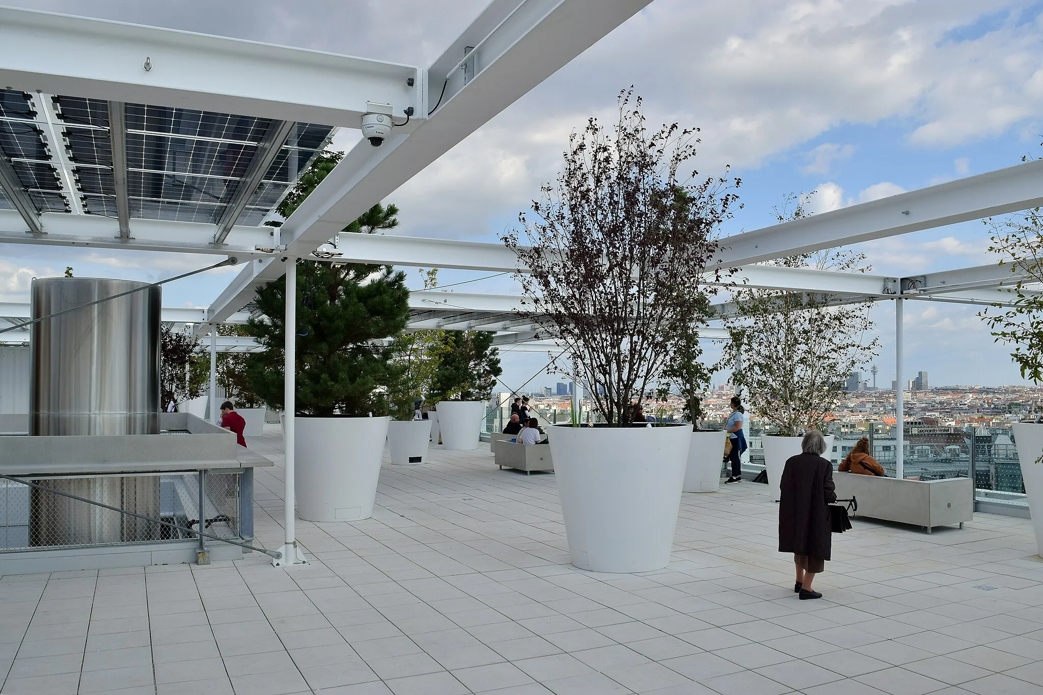 Photo showing: Dachterrasse am IKEA Wien-Westbahnhof