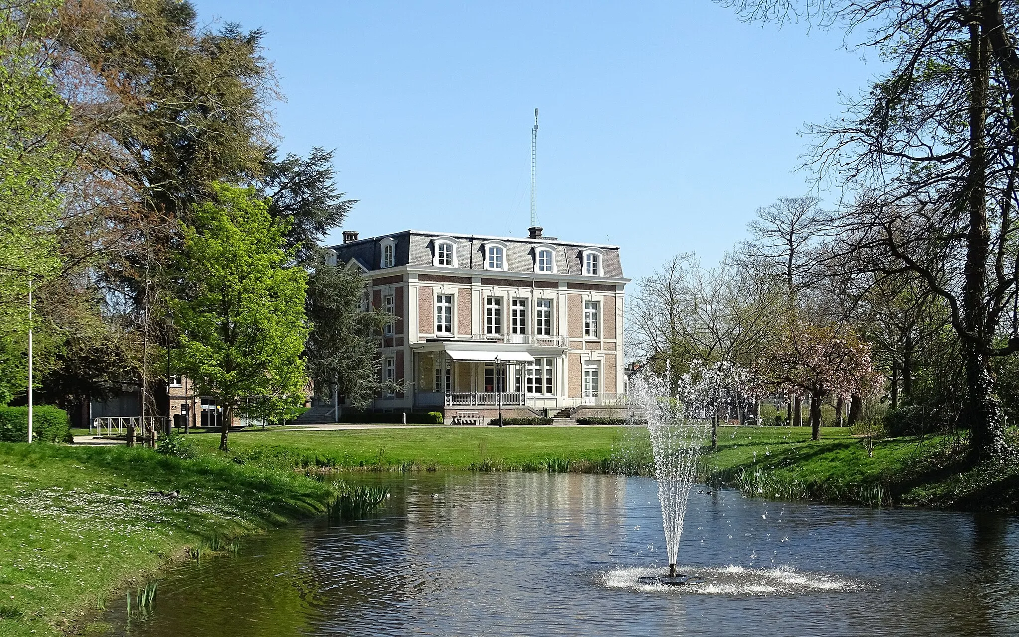 Photo showing: Het kasteel Lindenhof in het Park van Lint.
