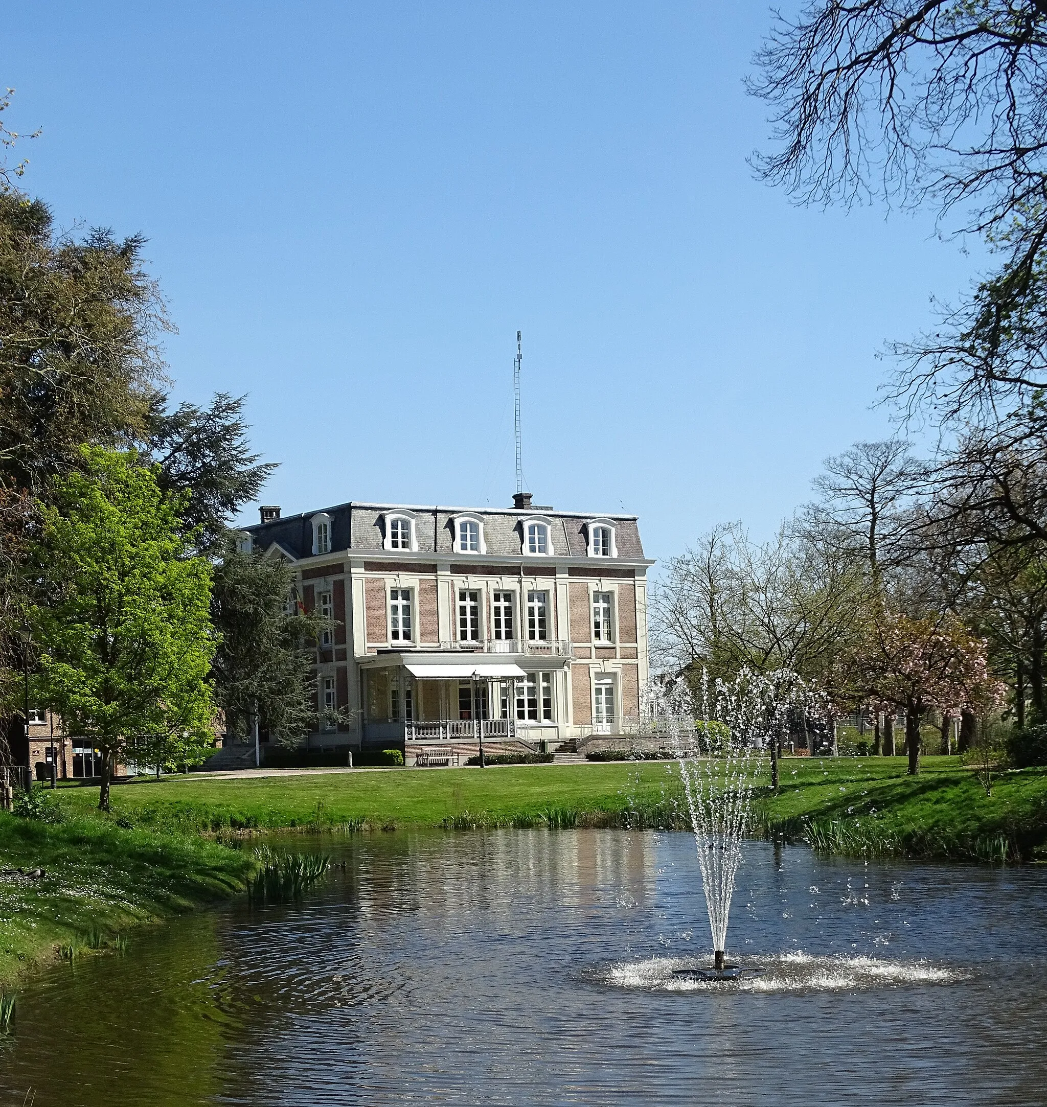 Photo showing: Het kasteel Lindenhof in het Park van Lint.