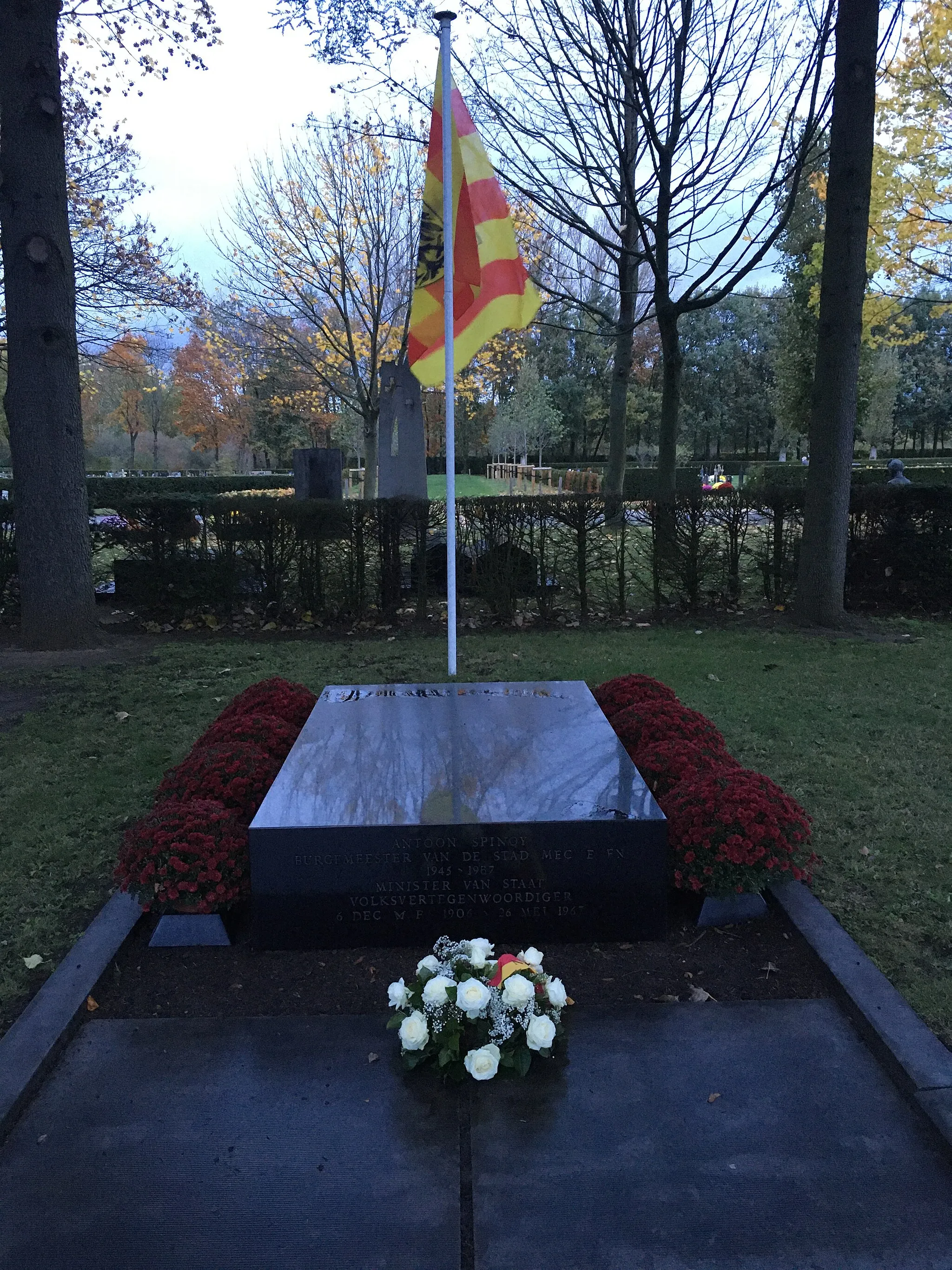 Photo showing: Het eregraf van Antoon Spinoy op het kerkhof van Mechelen.