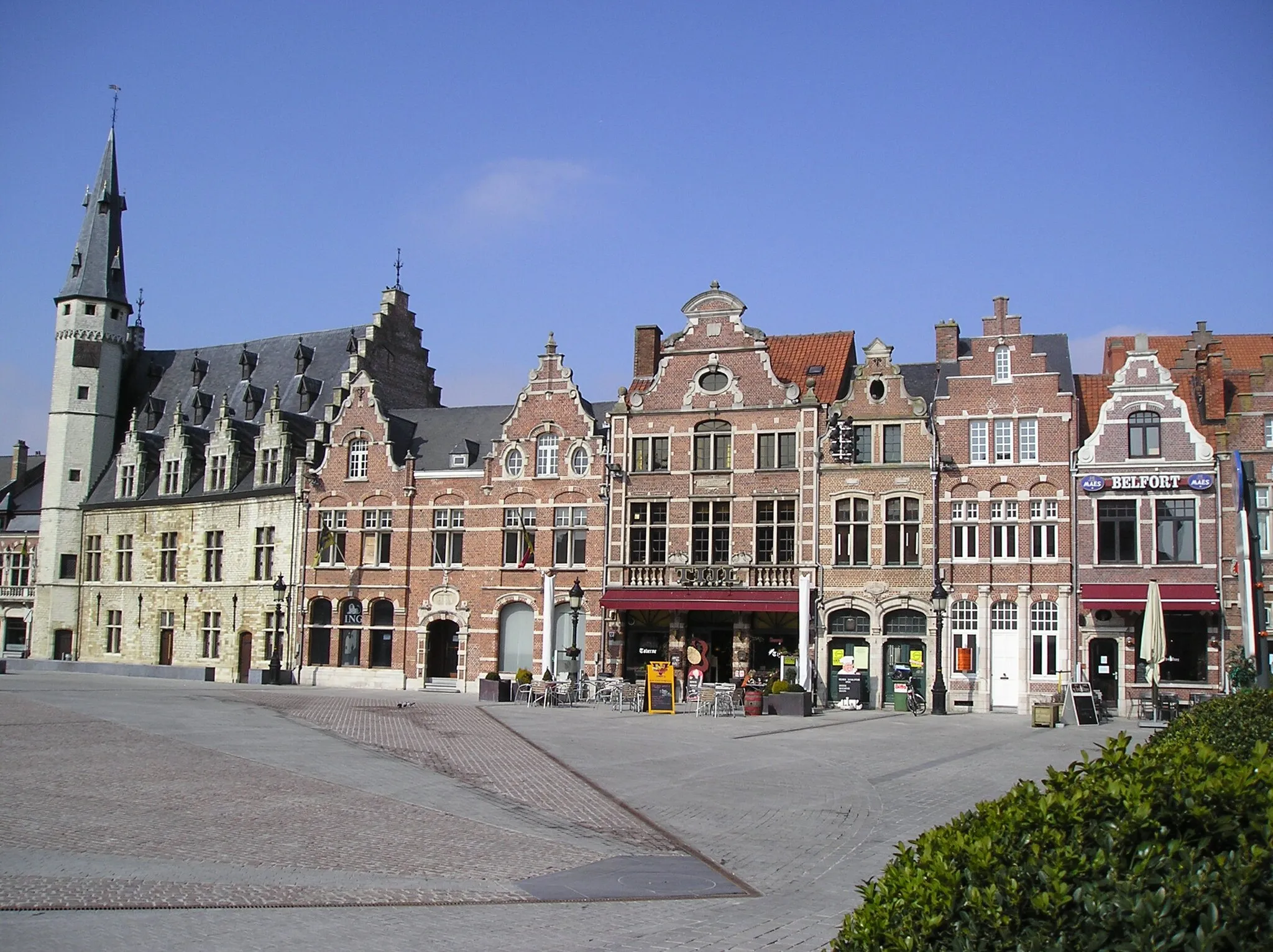 Photo showing: Houses on the Grote Markt square in Dendermonde (Belgium).