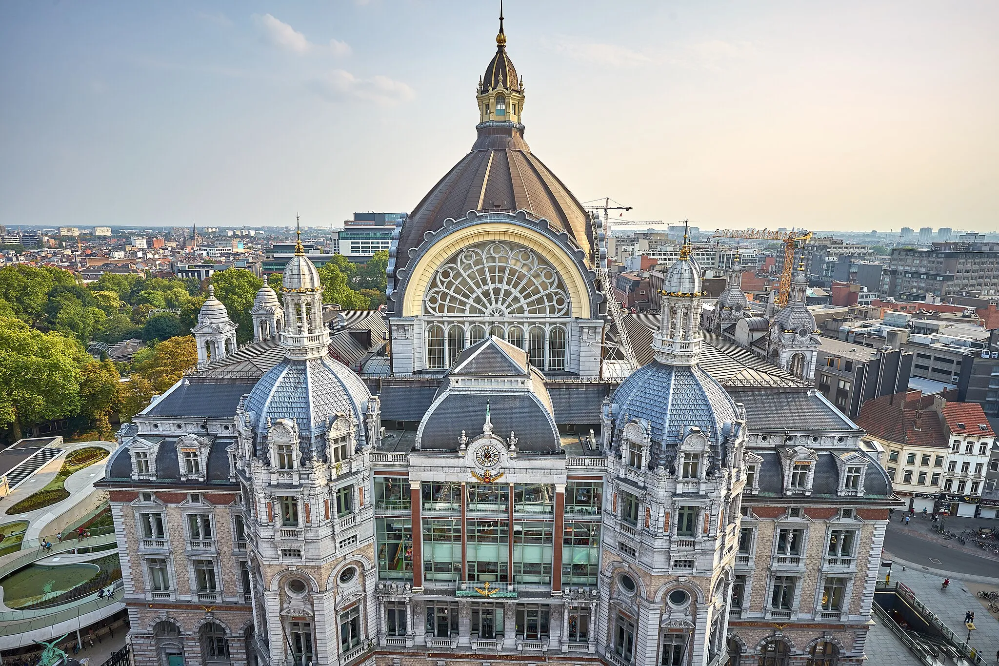 Photo showing: Frontal view of Antwerpen-Centraal railway station taken from a temporary ferris wheel right in front of the main entrances