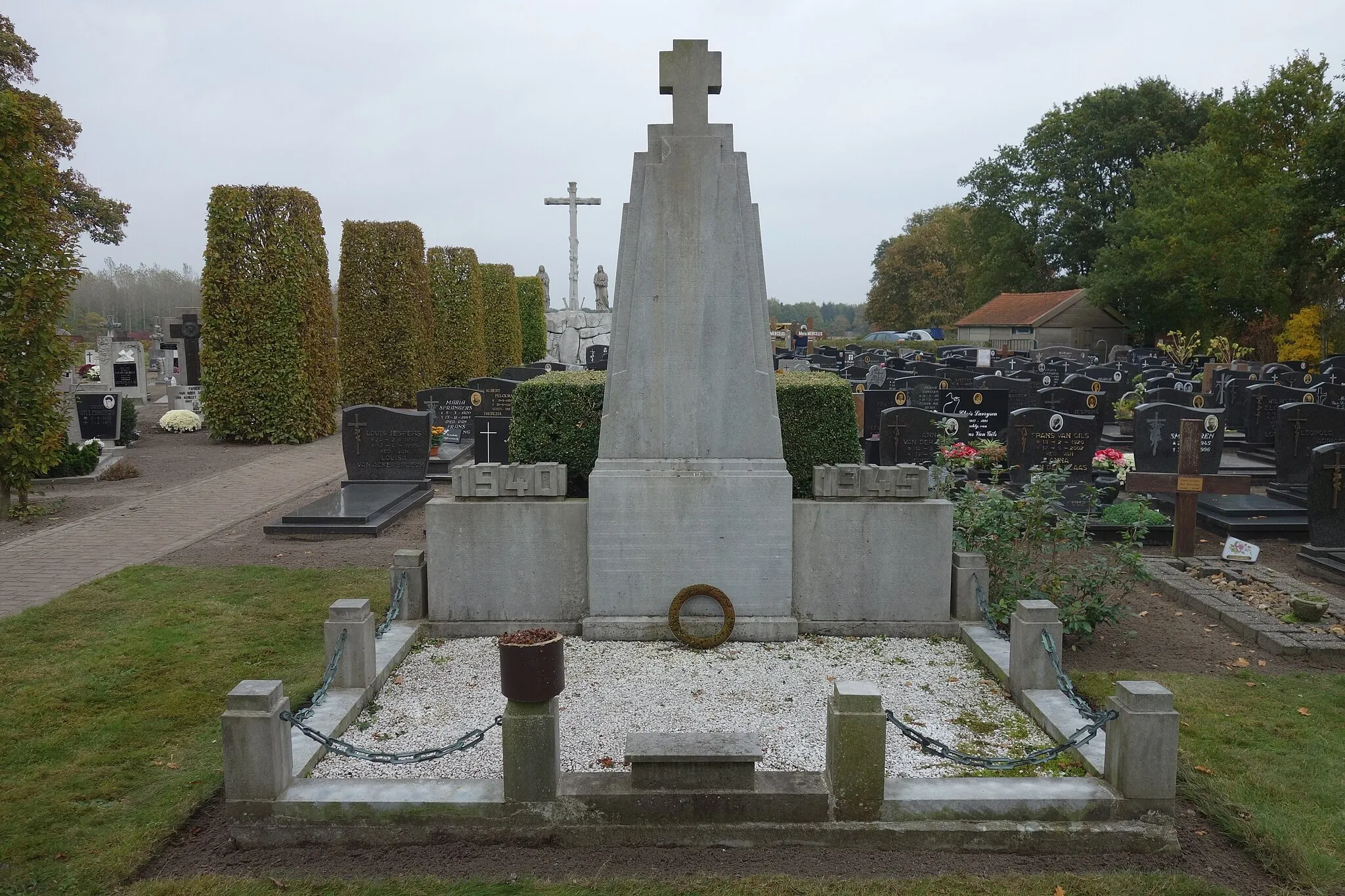 Photo showing: Verzamelgraf voor mensen die zijn omgekomen in de jaren 1940-1945 in Zondereigen, Baarle-Hertog, België.