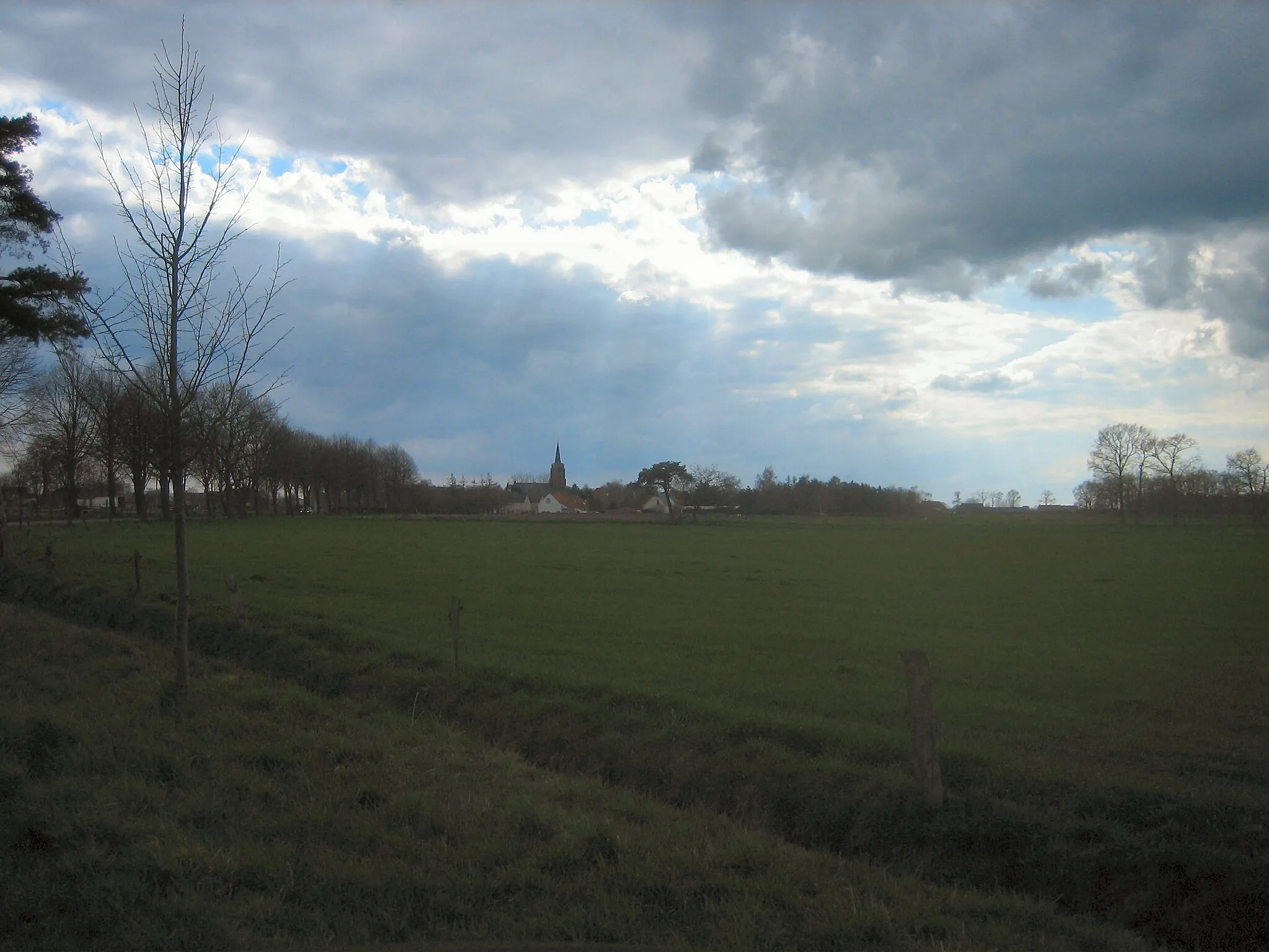 Photo showing: Zondereigen, Belgium. Seen from the North, looking to the south