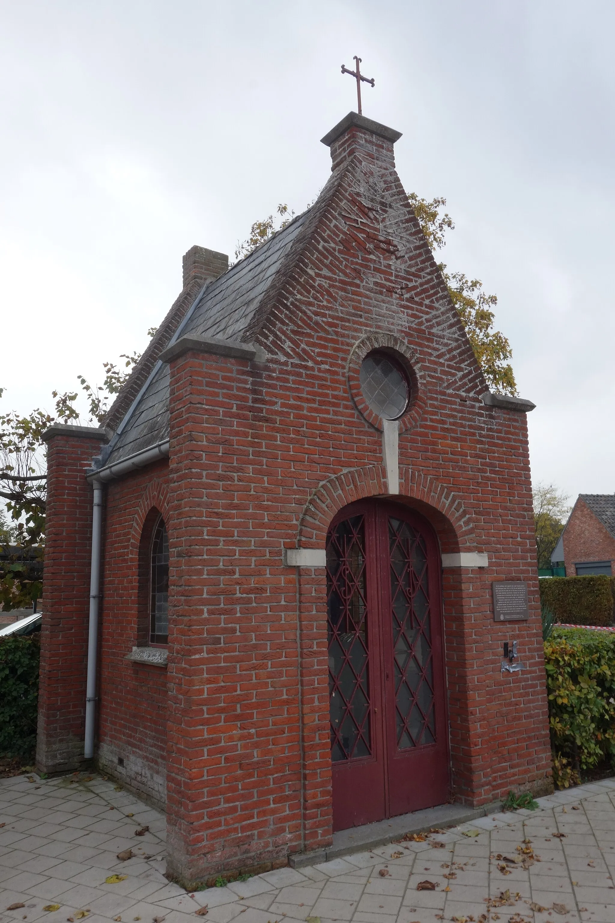 Photo showing: Kapel is omstreeks 1910 gebouwd, maar later vernieuwd. Het gepolychromeerde beeld is origineel.