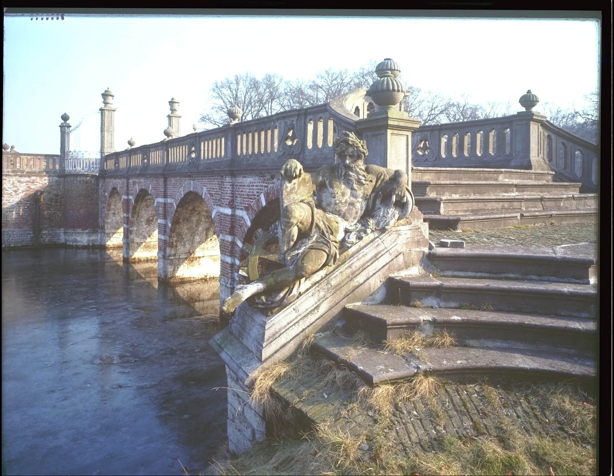 Photo showing: Bordestrap geflankeerd door beelden