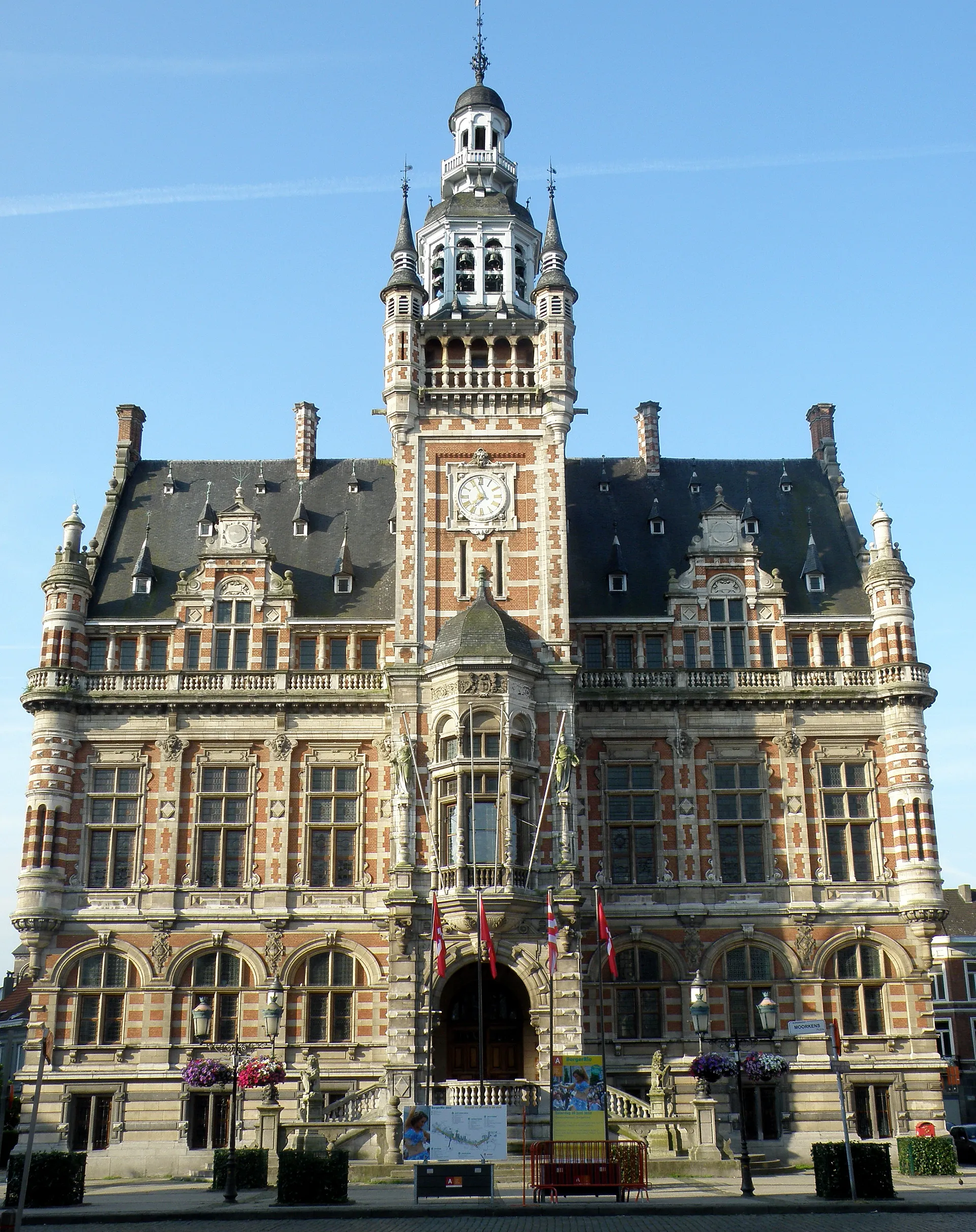 Photo showing: Anvers, Belgique. Maison de district (anciennement maison communale, =mairie) de Borgerhout. Édifice néo-renaissance, 1886-1889, plans de Henri & Léonard Blomme.