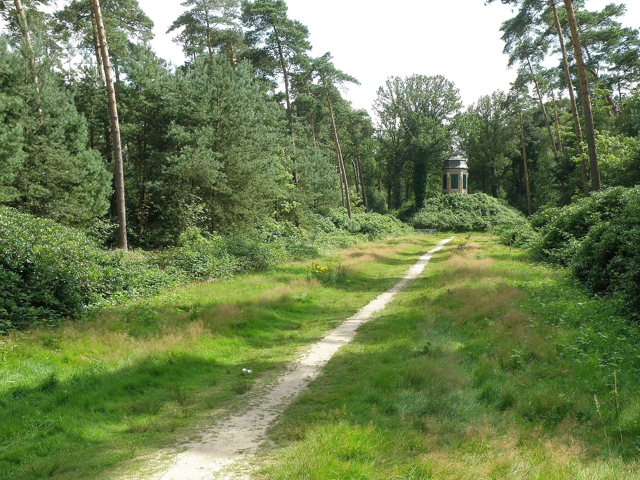 Photo showing: Stabroek, comm. dans la prov. d'Anvers (Belgique), à la frontière hollandaise. Château Ravenhof, de style néo-rococo, édifié pour partie début XIXe, pour partie début XXe. Arch. Fr. Stuyck. Parc s'étendant de part et d'autre de la frontière. Gloriette en territoire hollandais. Sur la photo : allée partant de la gloriette vers le nord (nous regardons donc vers le sud).