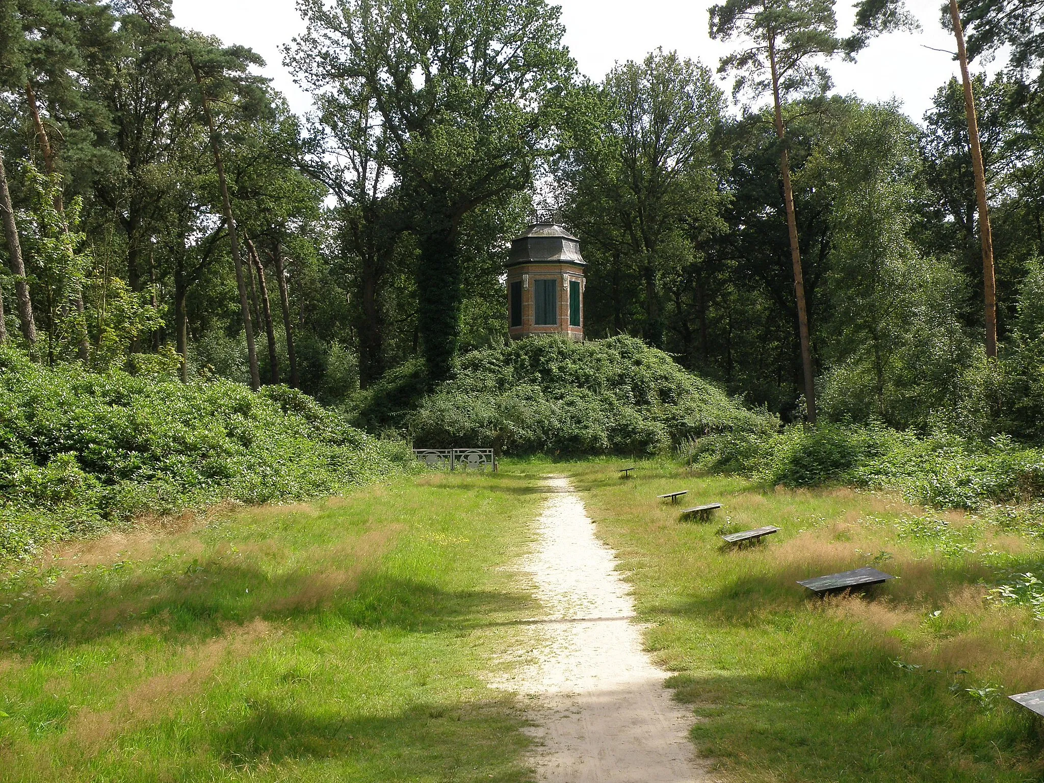 Photo showing: Stabroek, comm. dans la prov. d'Anvers (Belgique), à la frontière hollandaise. Château Ravenhof, de style néo-rococo, édifié pour partie début XIXe, pour partie début XXe. Arch. Fr. Stuyck. Parc s'étendant de part et d'autre de la frontière. Gloriette en territoire hollandais. Sur la photo : allée partant de la gloriette vers le nord (nous regardons donc vers le sud).