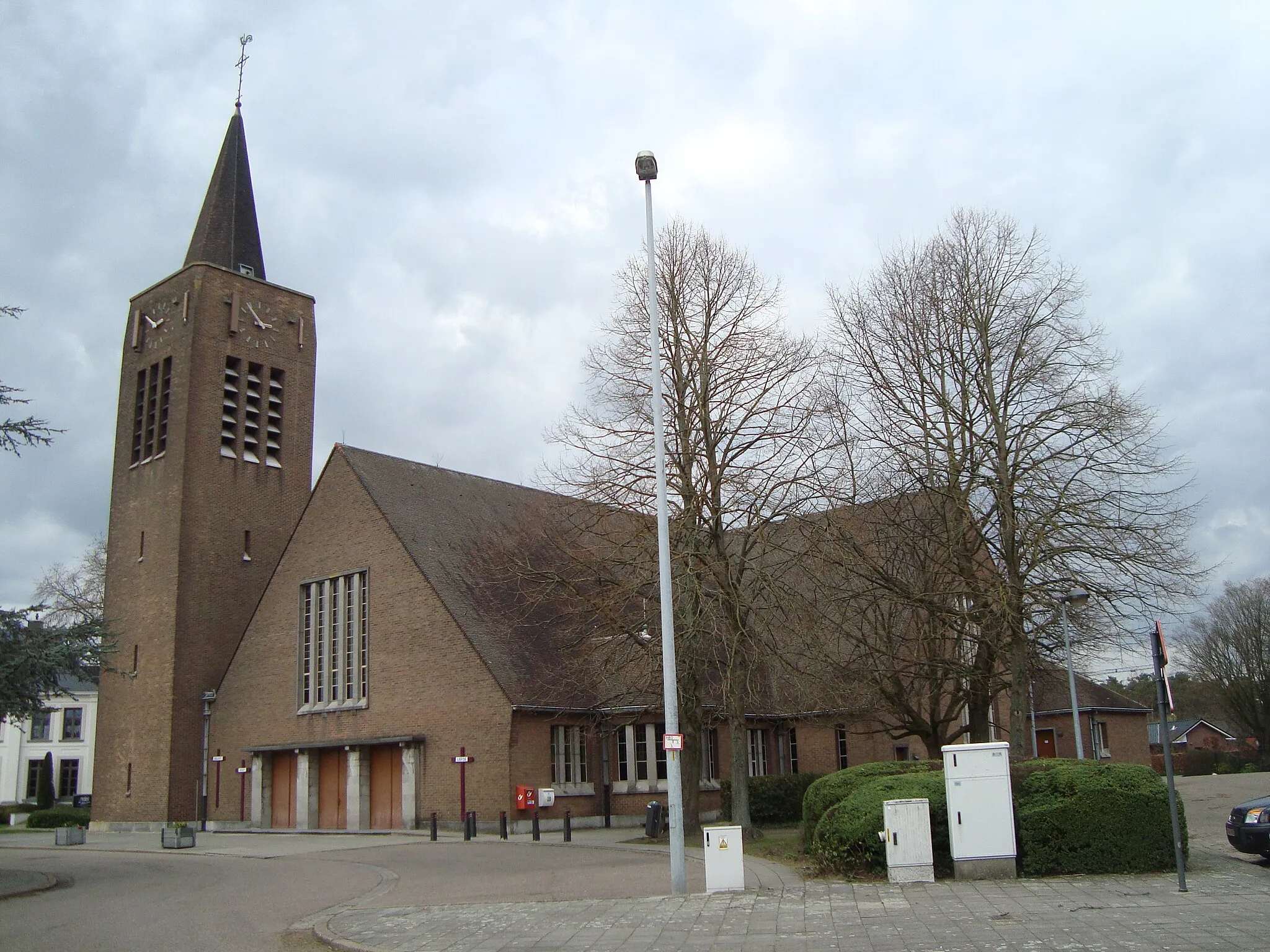 Photo showing: Vooraanzicht van de Sint-Odradakerk te Millegem, gemeente Mol. De foto is genomen op 19 maart 2019.