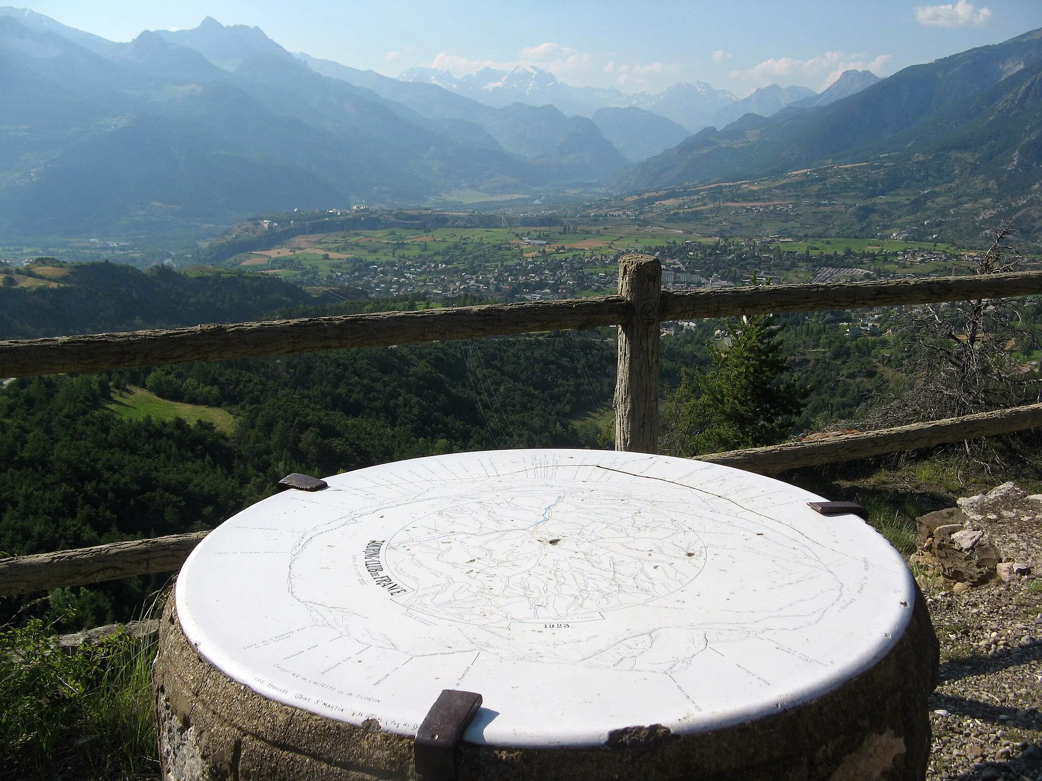 Photo showing: Table d'orientation de Peyre-Haute (commune de Guillestre) placée en 1923 par le Touring-Club de France.