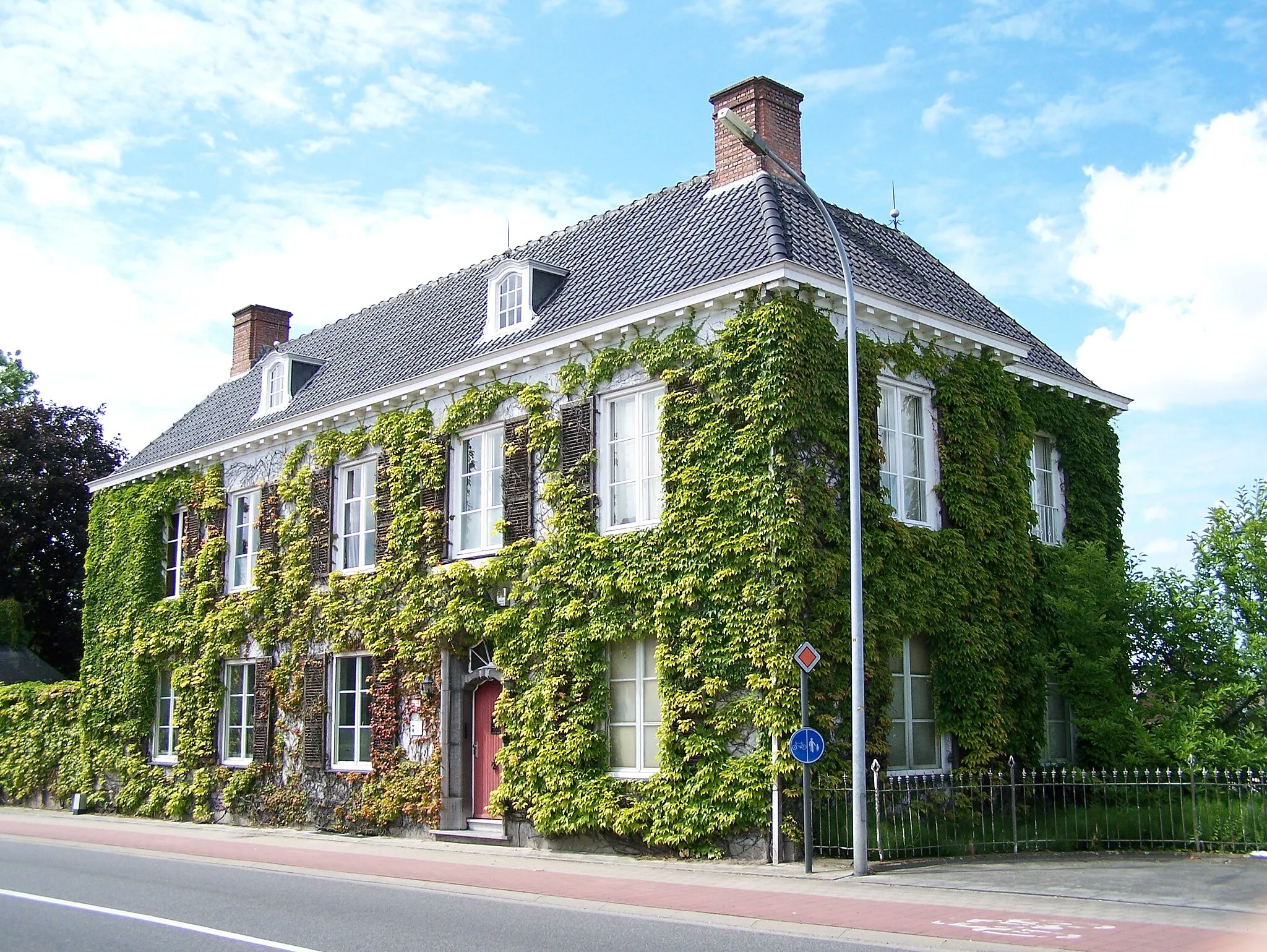 Photo showing: Monumental building "Het Kasteeltje" at the Molenzijde in Merksplas (Belgium). Originally build in a eclectic style in 1928 it was rebuild around 1961 in this neoclassical style.