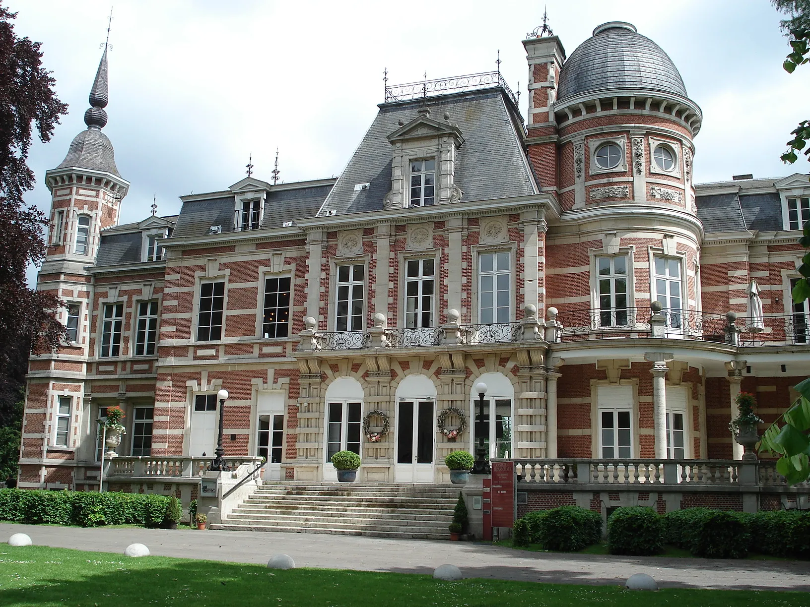Photo showing: Brasschaat, comm. de la prov. d'Anvers, et lointaine banlieue nord de la ville d'Anvers (Belgique). Château néo-classique (1855-1909).