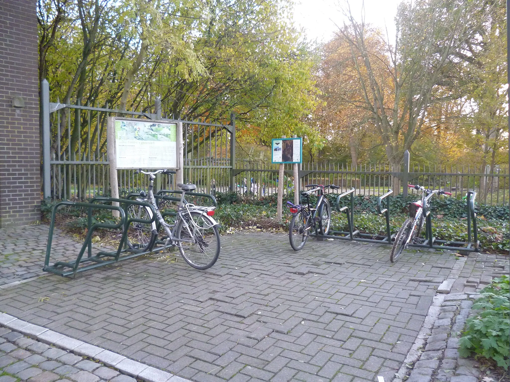 Photo showing: fietsenstalling kasteelpark lembeek