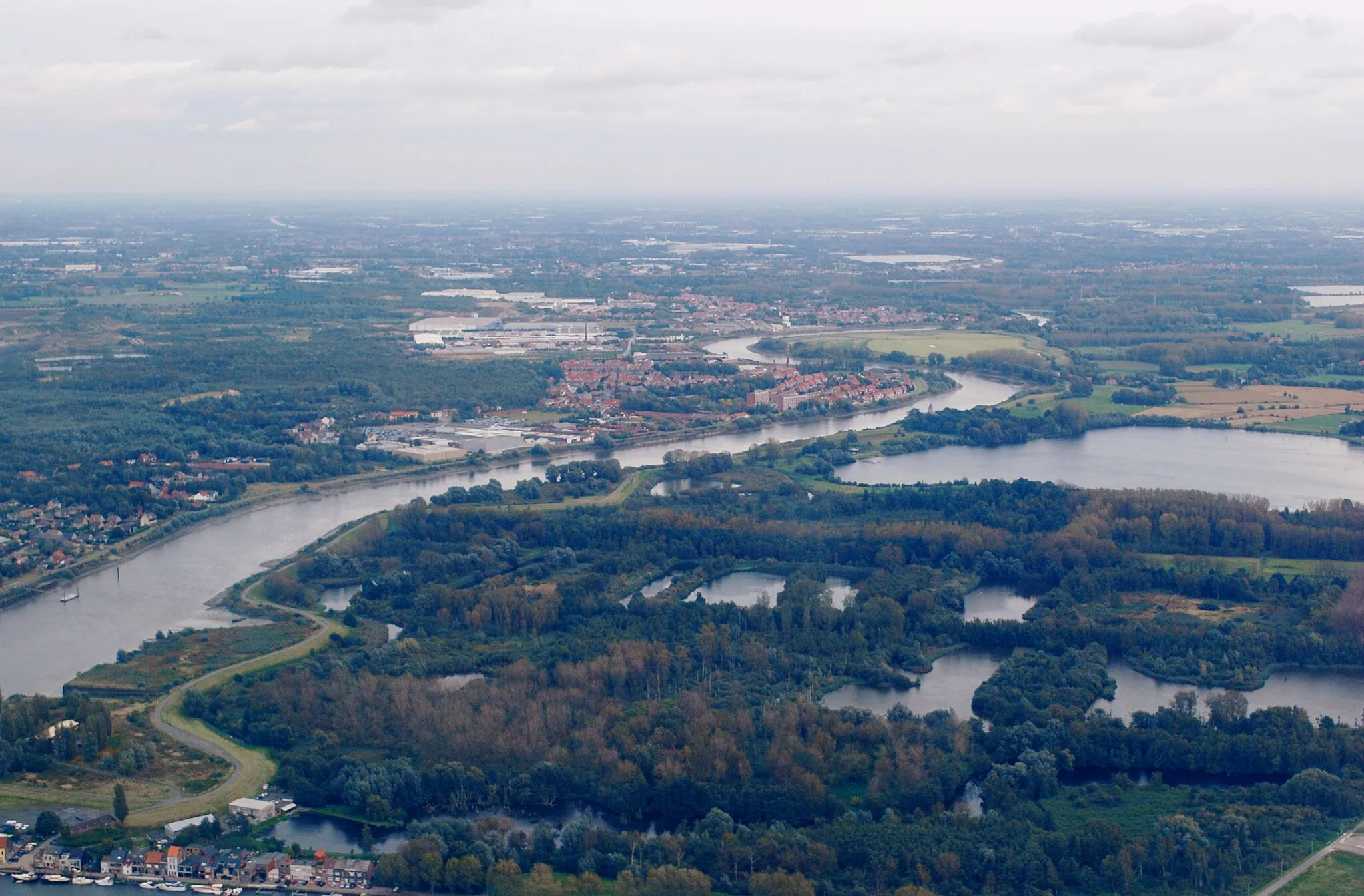 Photo showing: Aerial photograph of nearly the entire course of the short river Rupel (Belgium). In the centre of the picture is the village of Terhagen, municipality Rumst. Behind it lies the centre village of Rumst proper. Across the river lies the less densely-populated Heindonk, part of the municipality of Willebroek. In the lower left corner part of the Brussels-Willebroek canal is visible. Nikon D60 f=35mm f/7.1 at 1/200s ISO 200. Processed using GIMP 2.6.11.