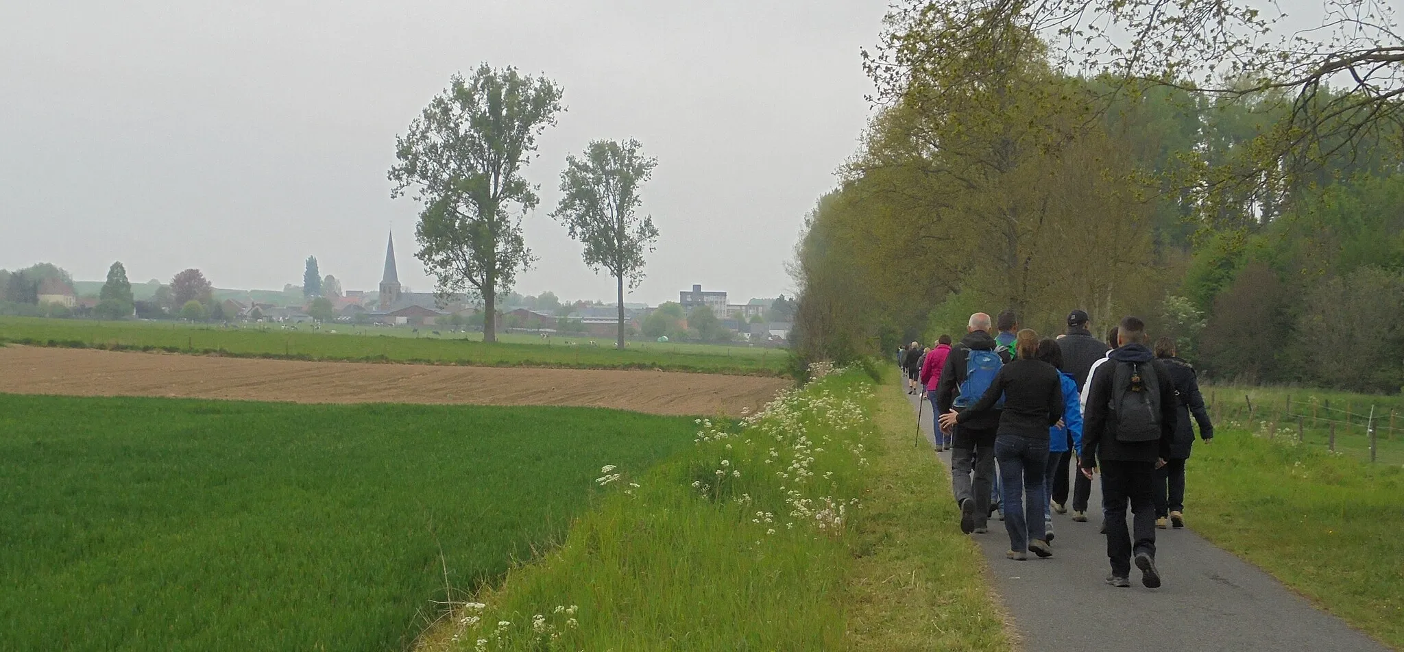 Photo showing: Het Mijnwerkerspad tussen Nederbrakel en Michelbeke - Brakel - Oost-Vlaanderen - België. Links de Sint-Sebastiaankerk (Michelbeke).