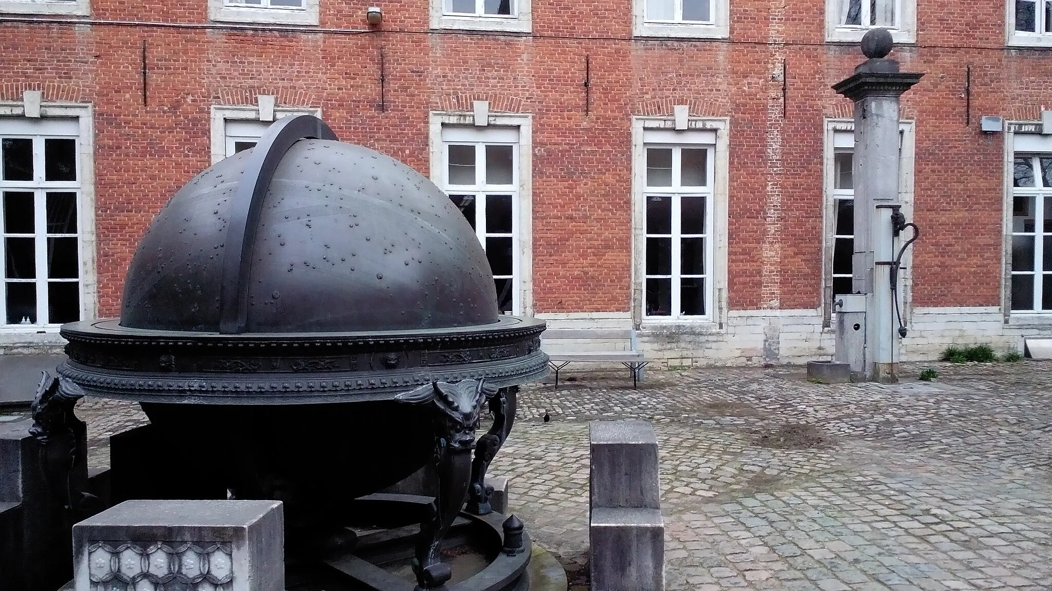 Photo showing: Binnenkoer Atrechtcollege in Leuven