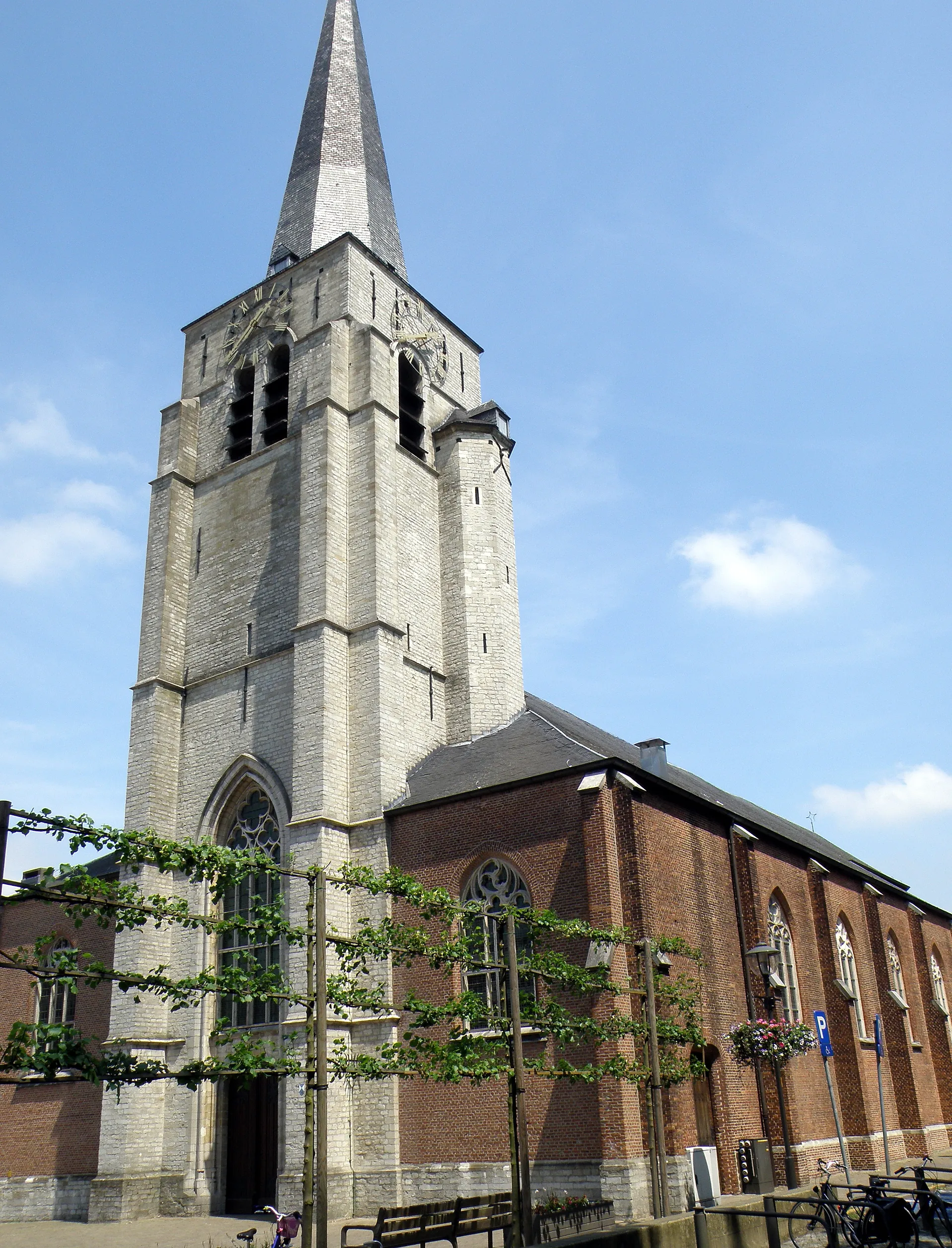 Photo showing: Antwerpen, district Wilrijk. Sint-Bavokerk, gelegen aan de Sint-Bavostraat te Wilrijk. Toren gotisch, waarsch. begin 16de eeuw; schip, kruisbeuk en koor neo-gotisch (1842-1849).
Vgl. Inventaris van het Onroerend Erfgoed.