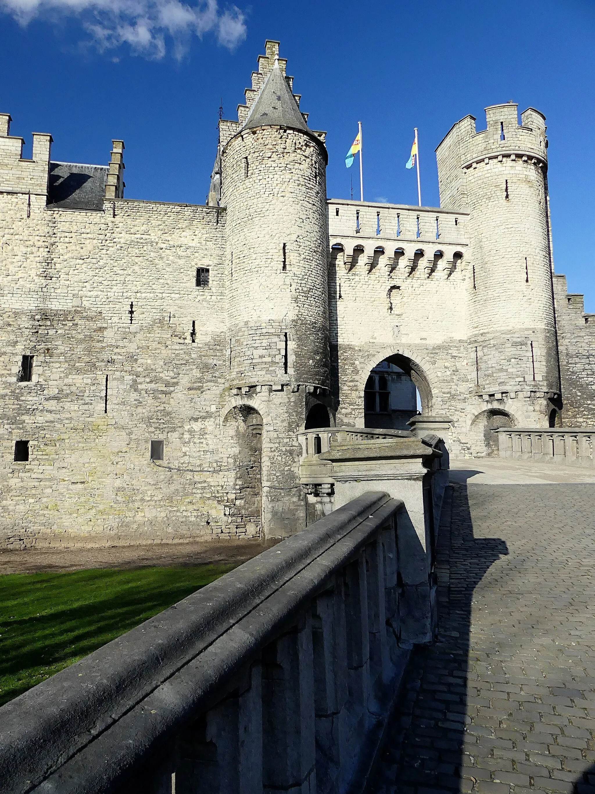 Photo showing: Het Steen is a medieval fortress in the old city centre of Antwerp, Belgium,