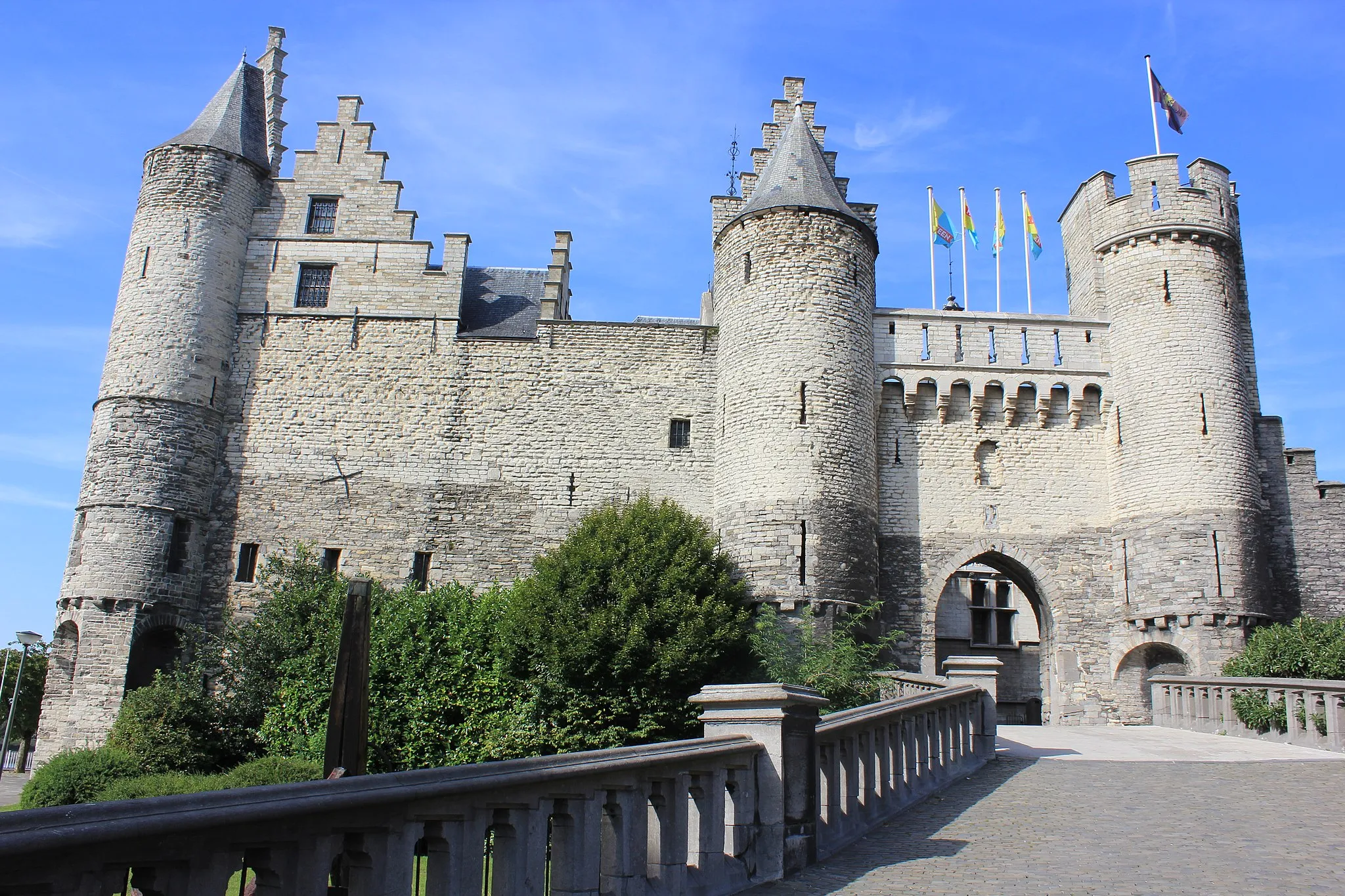 Photo showing: Ancient castle on Antwerp bankside